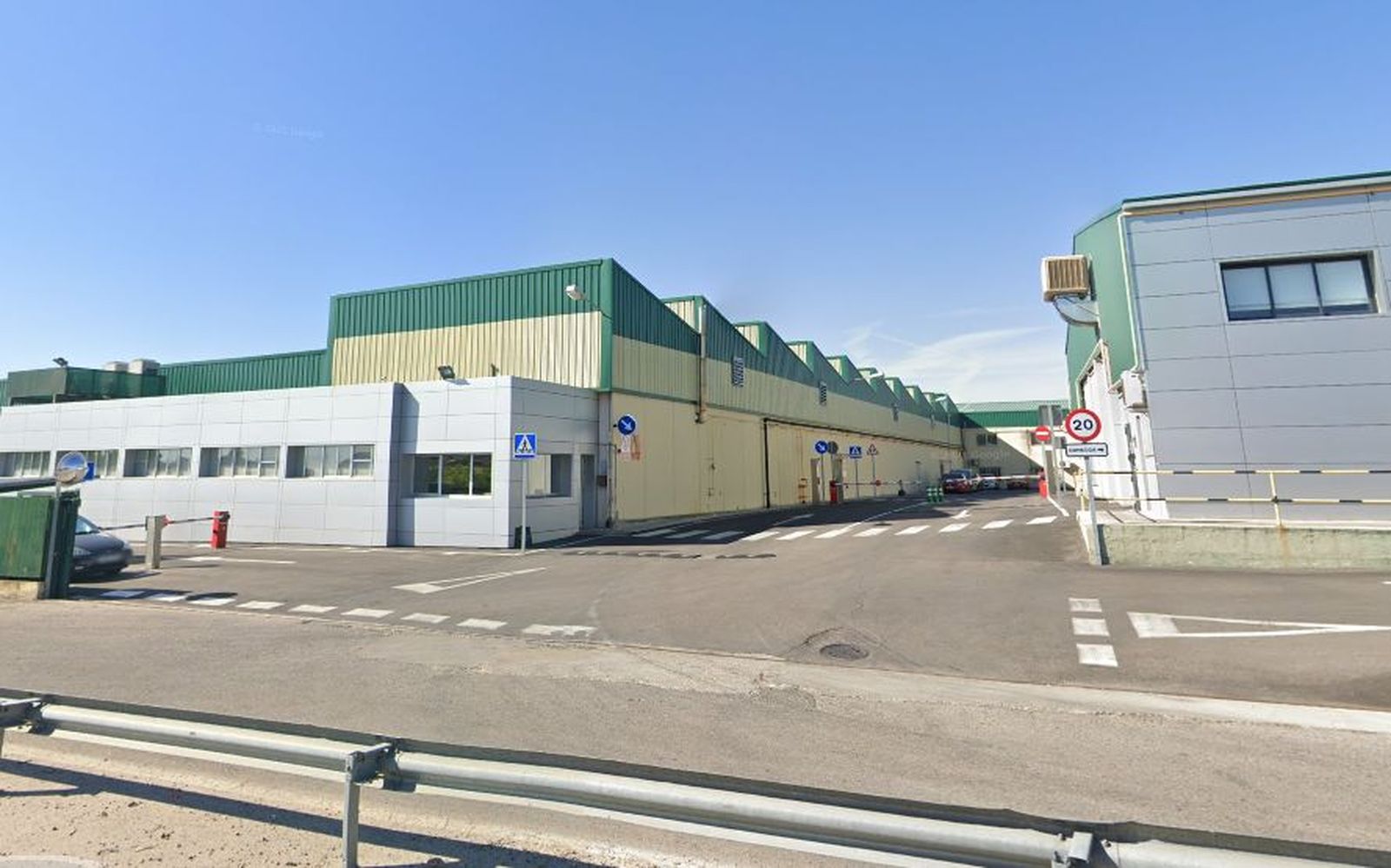 Acceso a la factoría de Schneider Electric en Griñón