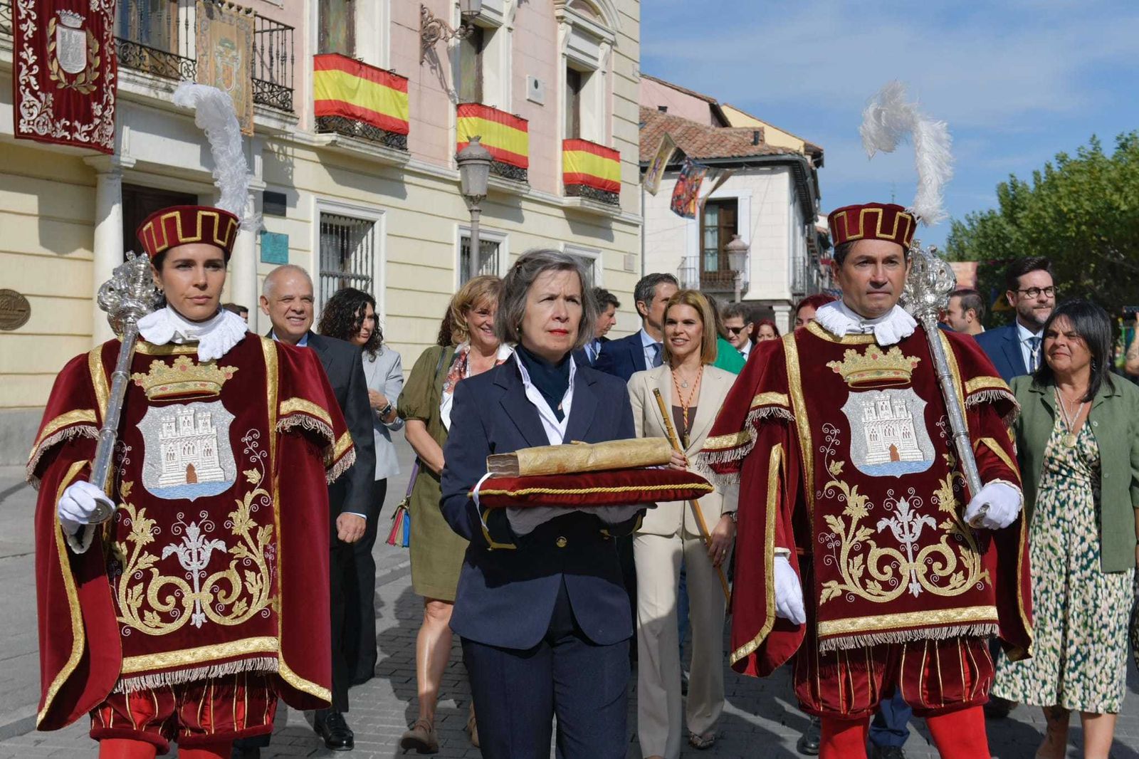 Procesión cívica en Alcalá de Henares con la partida de bautismo de Miguel de Cervantes