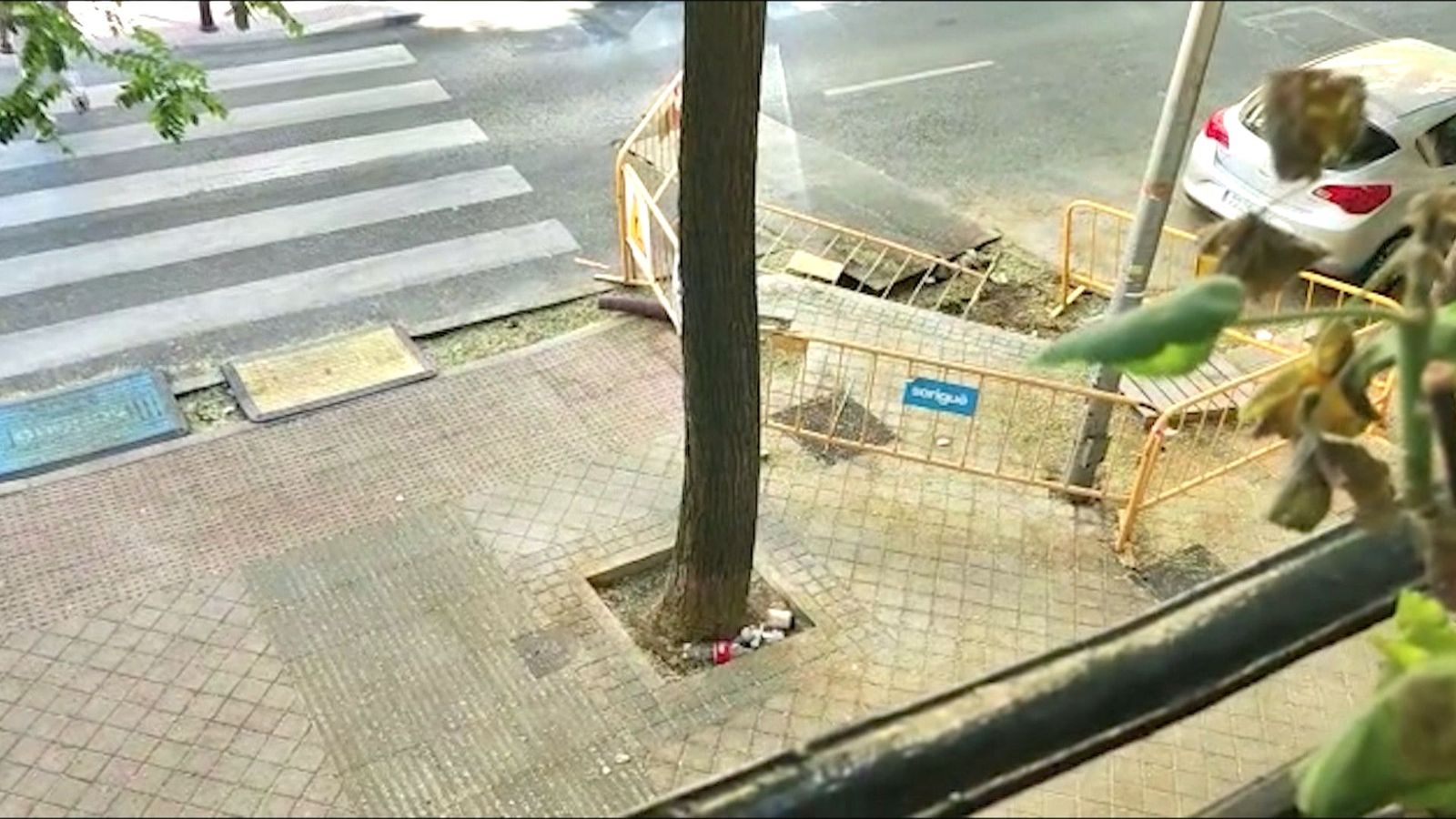 Obras inacabadas y zanjas abiertas en la calle Doce de Octubre, Retiro