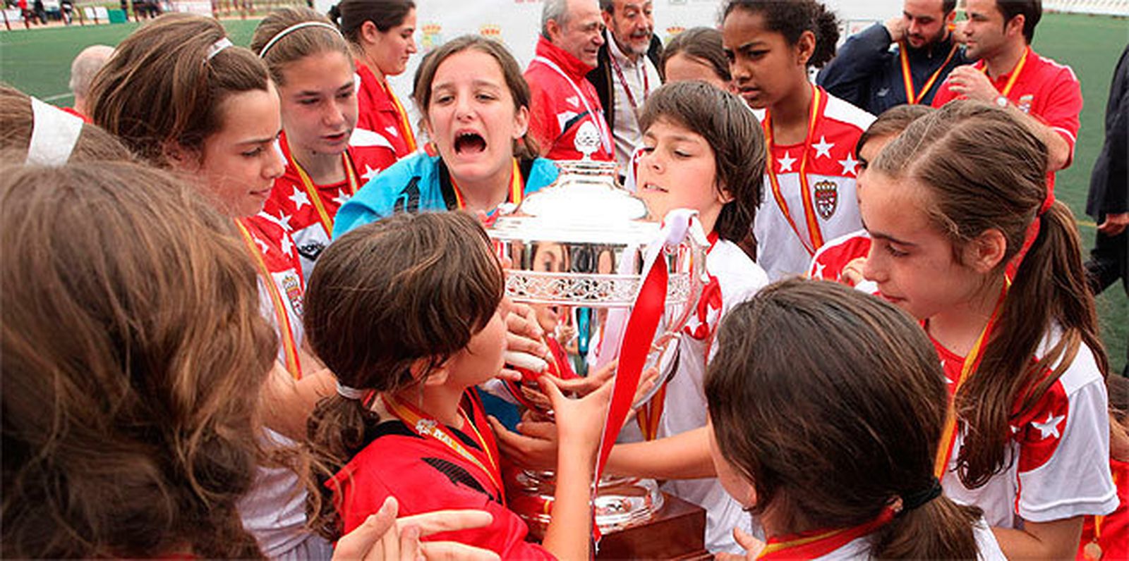 La selección madrileña femenina de fútbol alevín, campeona de España