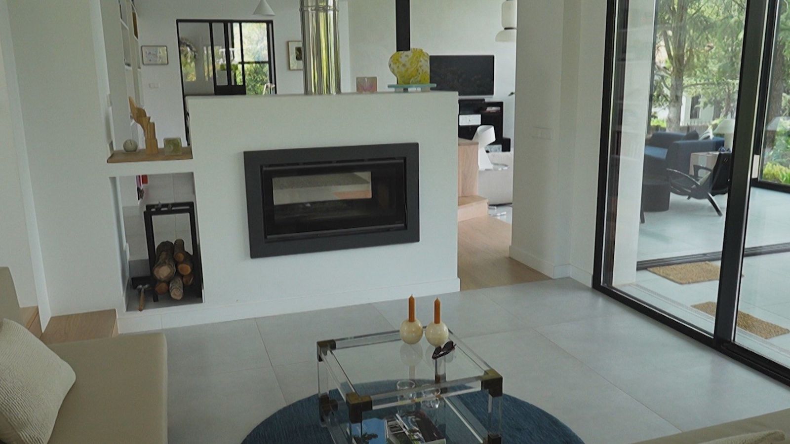 Una chimenea de doble cara hace acogedora esta vivienda de La Moraleja desde cualquier rincón