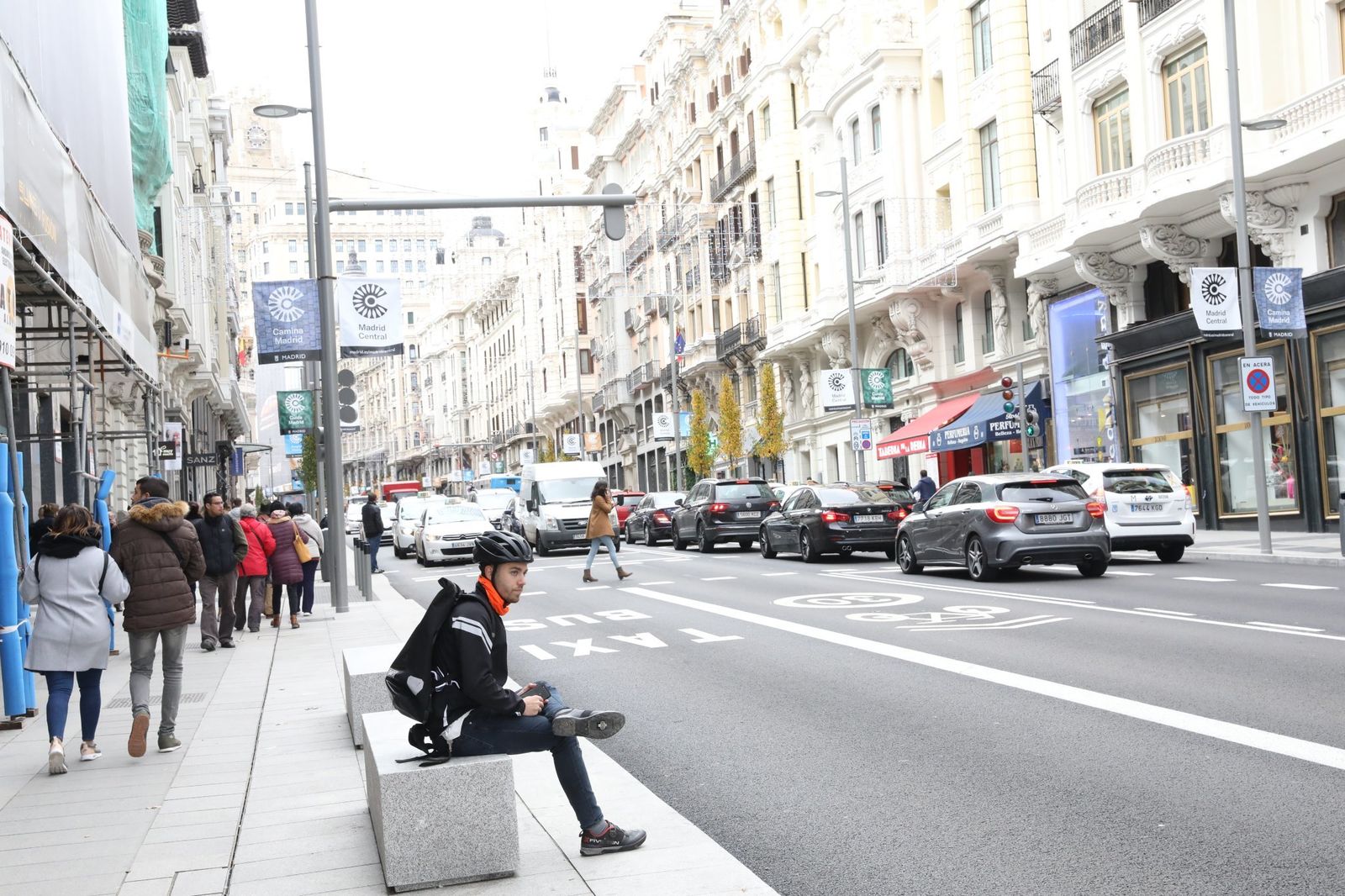 Sólo un carril para cada sentido de vehículos privados