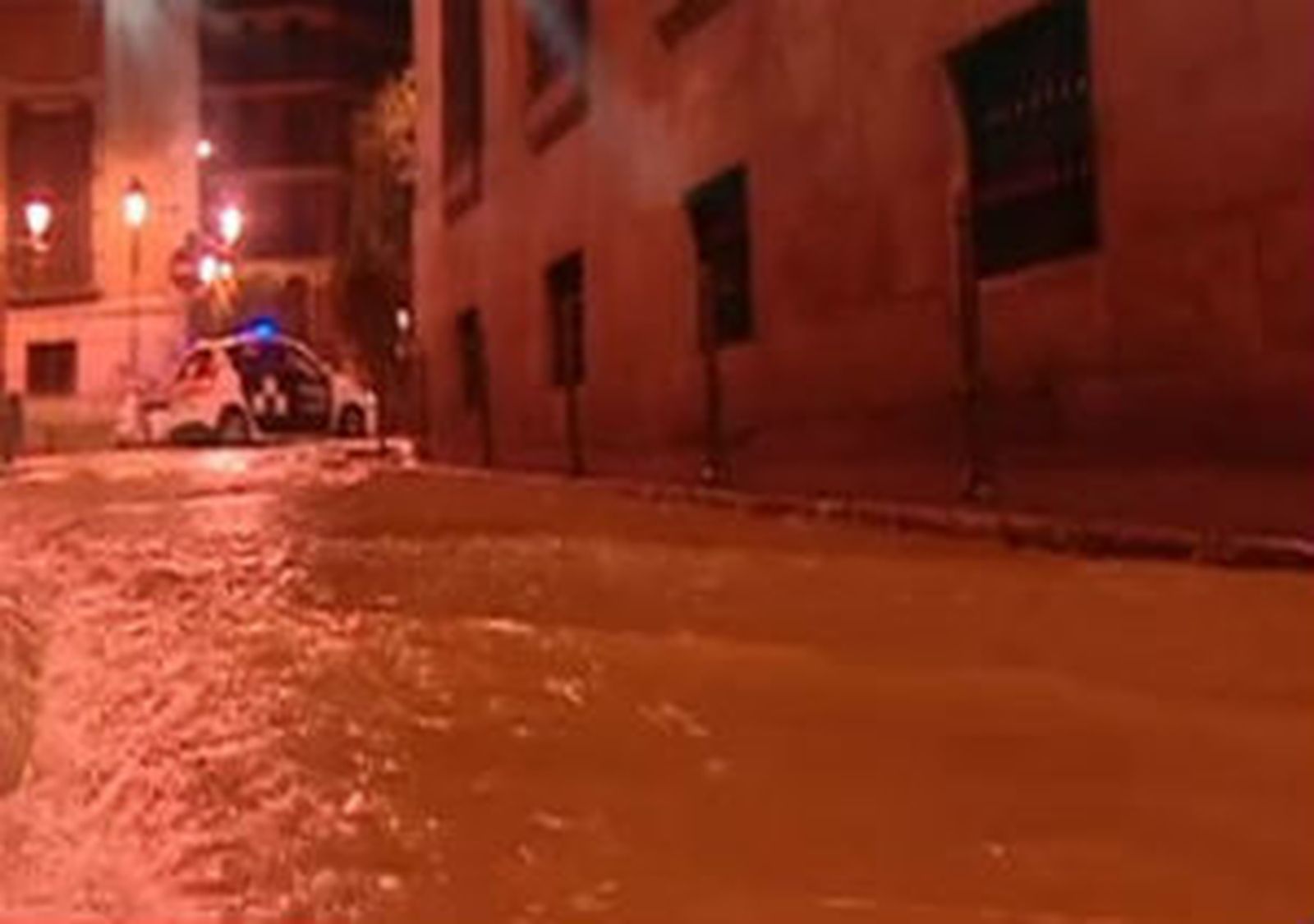 Una avería en una tubería obliga a cortar tres horas el Paseo Reina Cristina