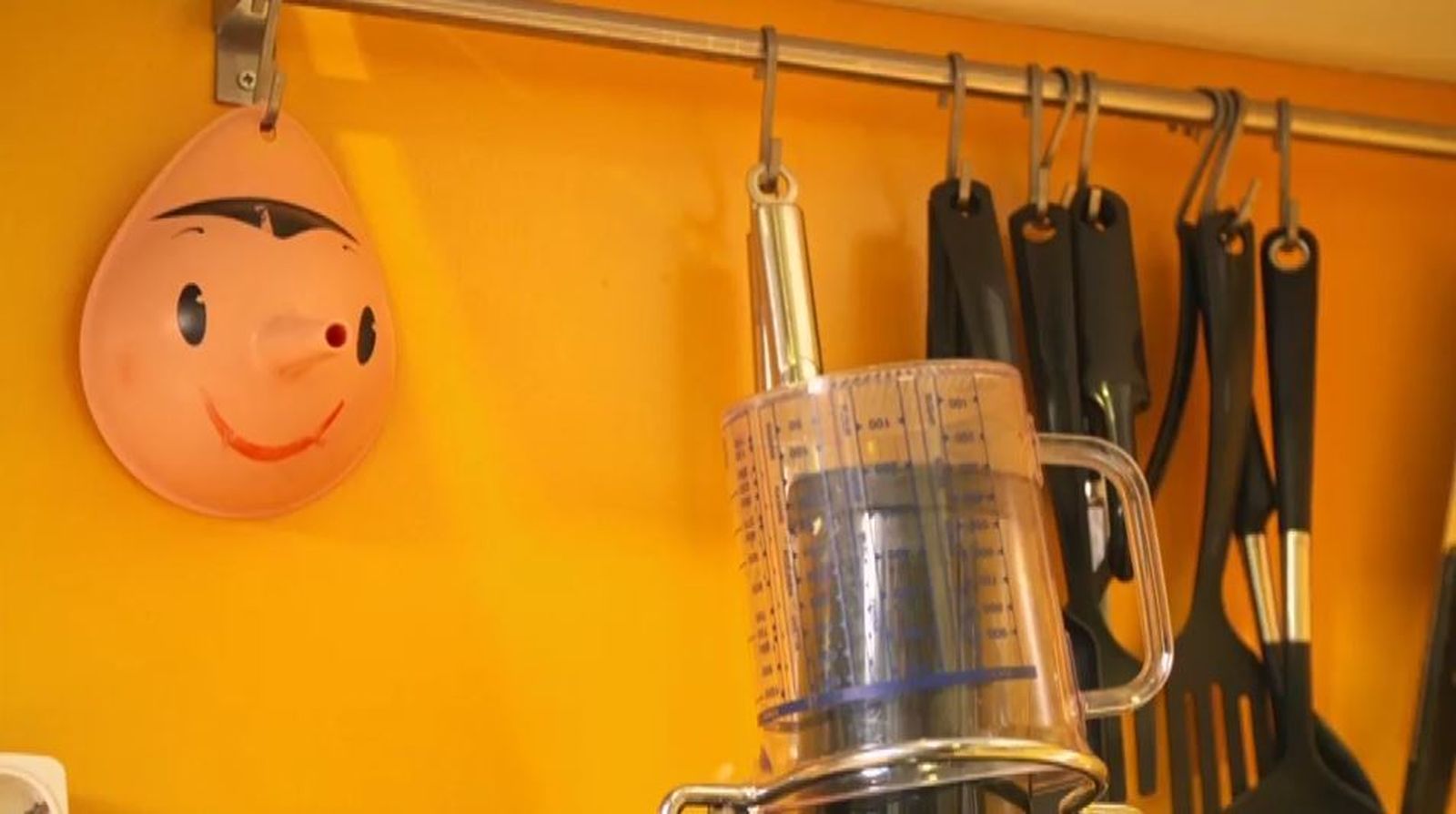 Su cocina es amarilla y está repleta de elementos de diseño, como este embudo 'Pinocho'