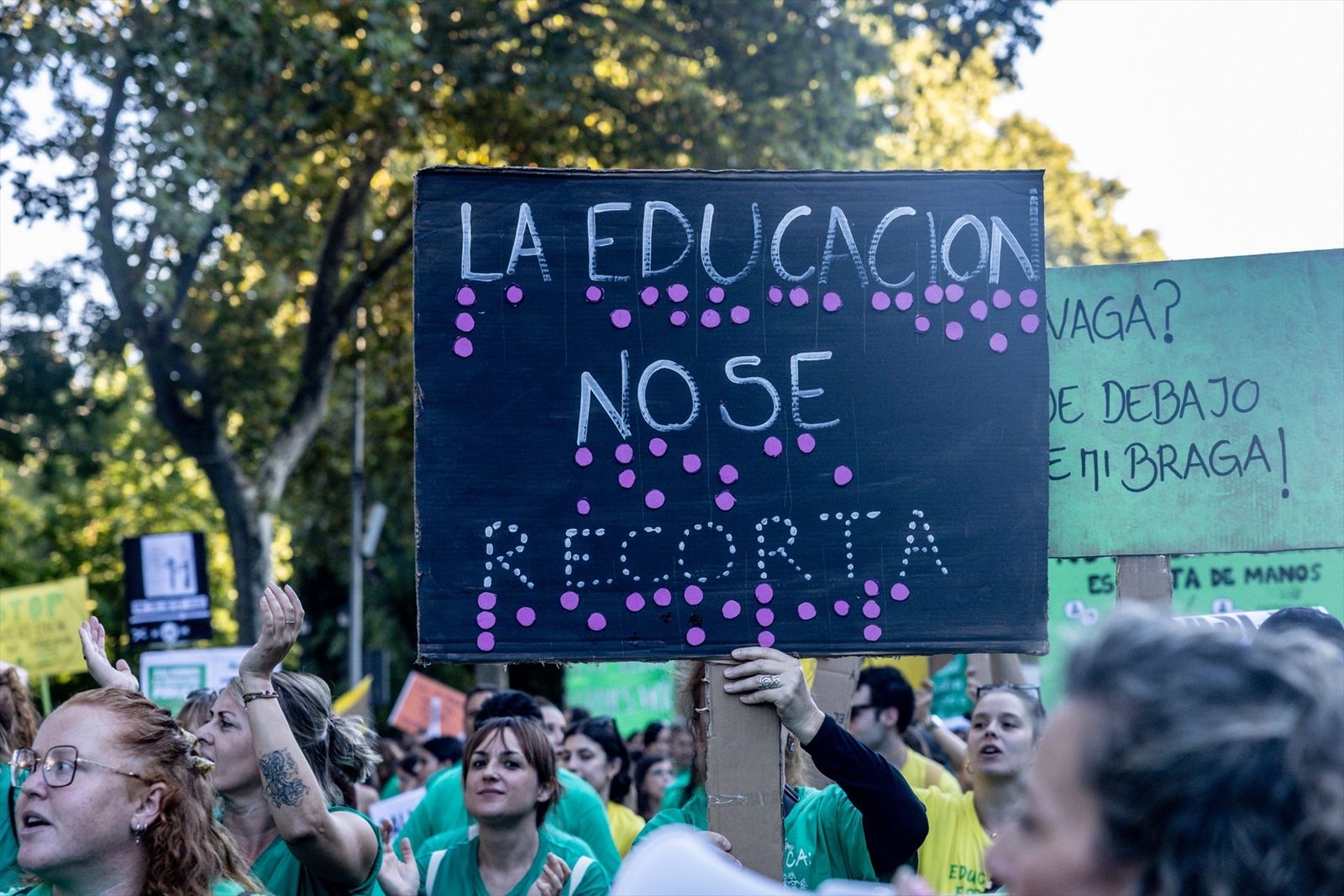 - Decenas de personas durante una concentración con motivo de la huelga en educación