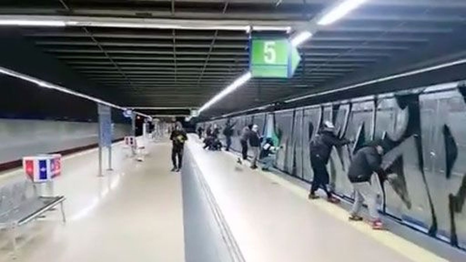 Detenidos dos grafiteros que pararon la Línea 7 del metro y encerraron a sus pasajeros para hacer pintadas