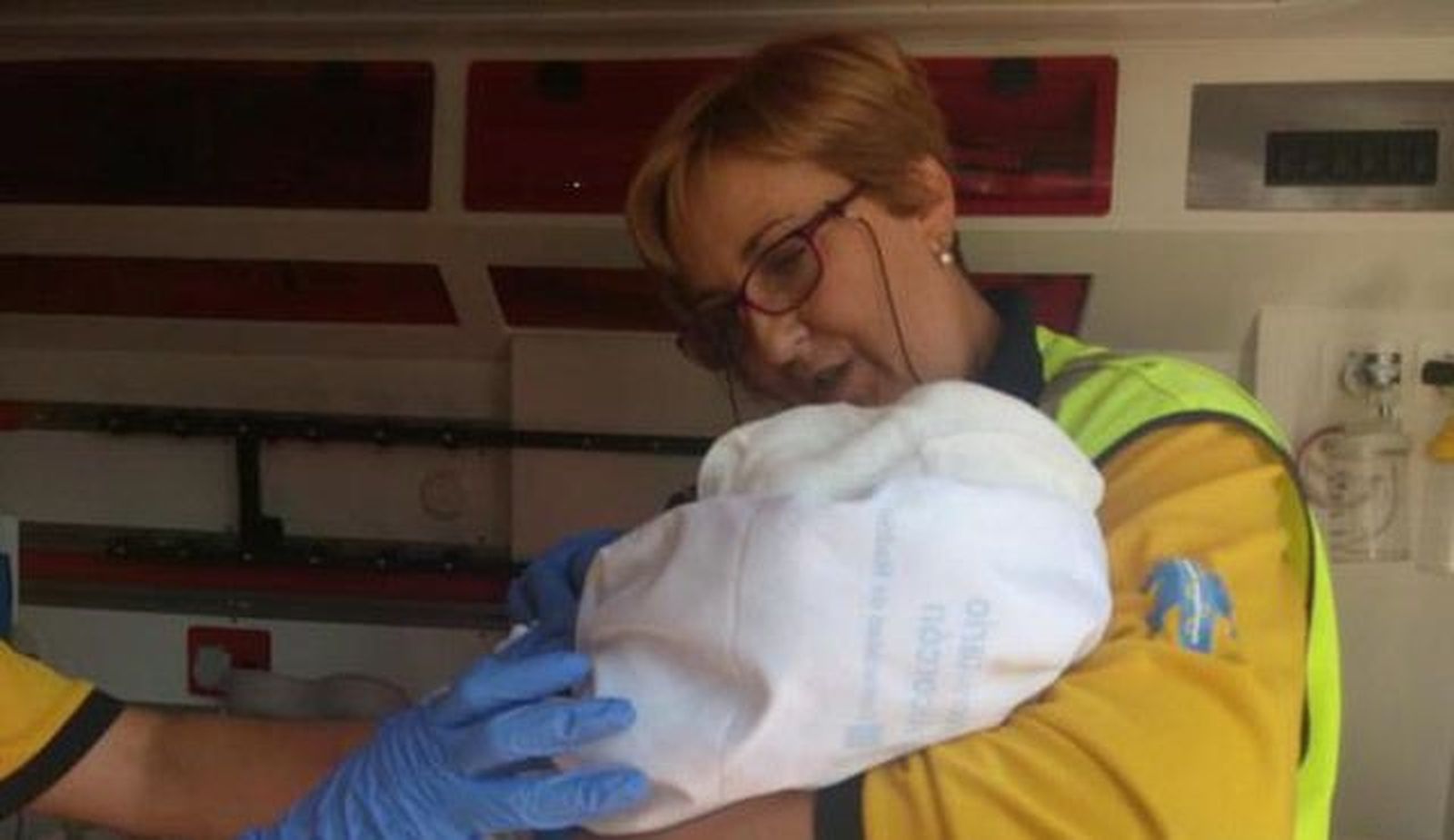 Una mujer da a luz a su hija en el baño de una cafetería al lado de La Paz
