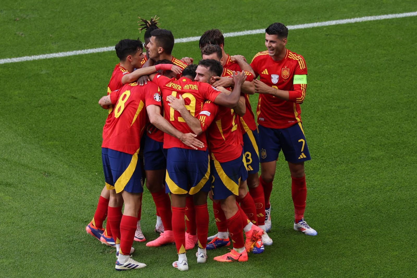Los jugadores de España celebran un gol ante Croacia