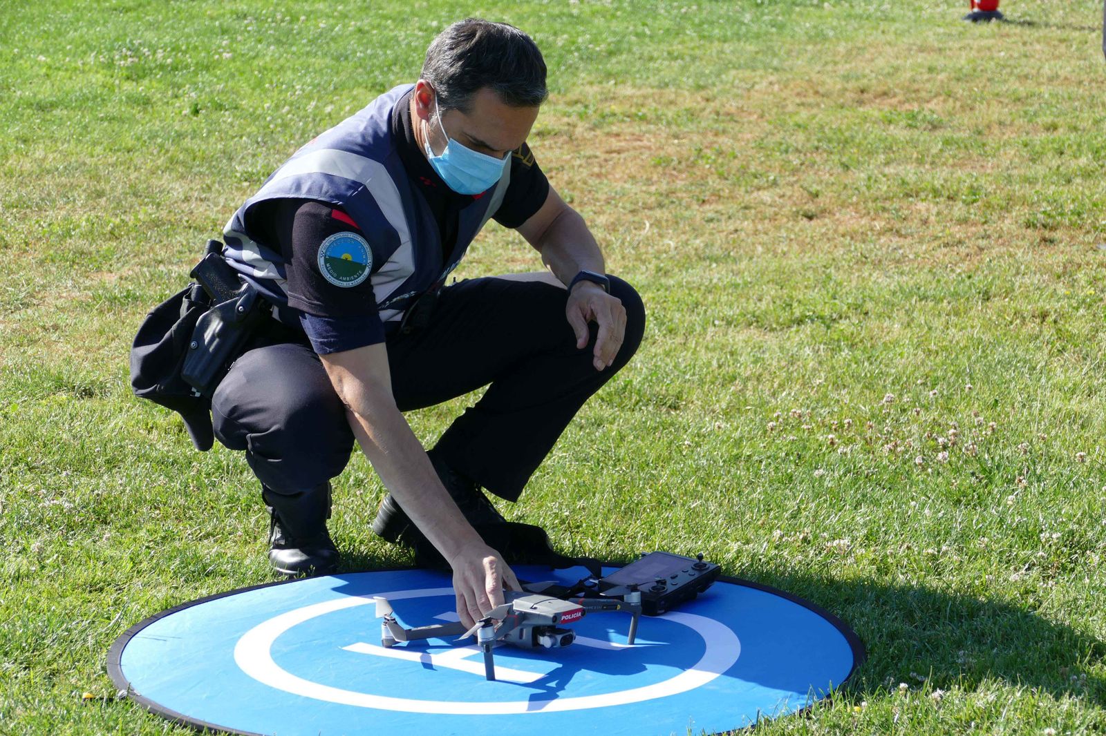 Un policía municipal de Móstoles prepara el vuelo del dron