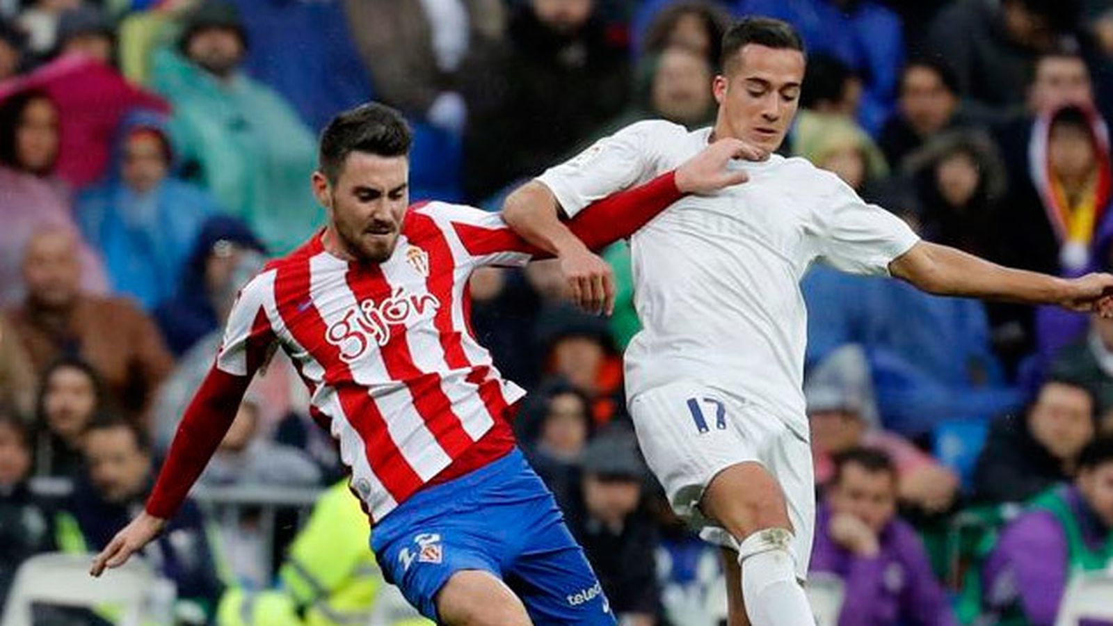 Lucas Vázquez pugna por un balón con Moi Gómez