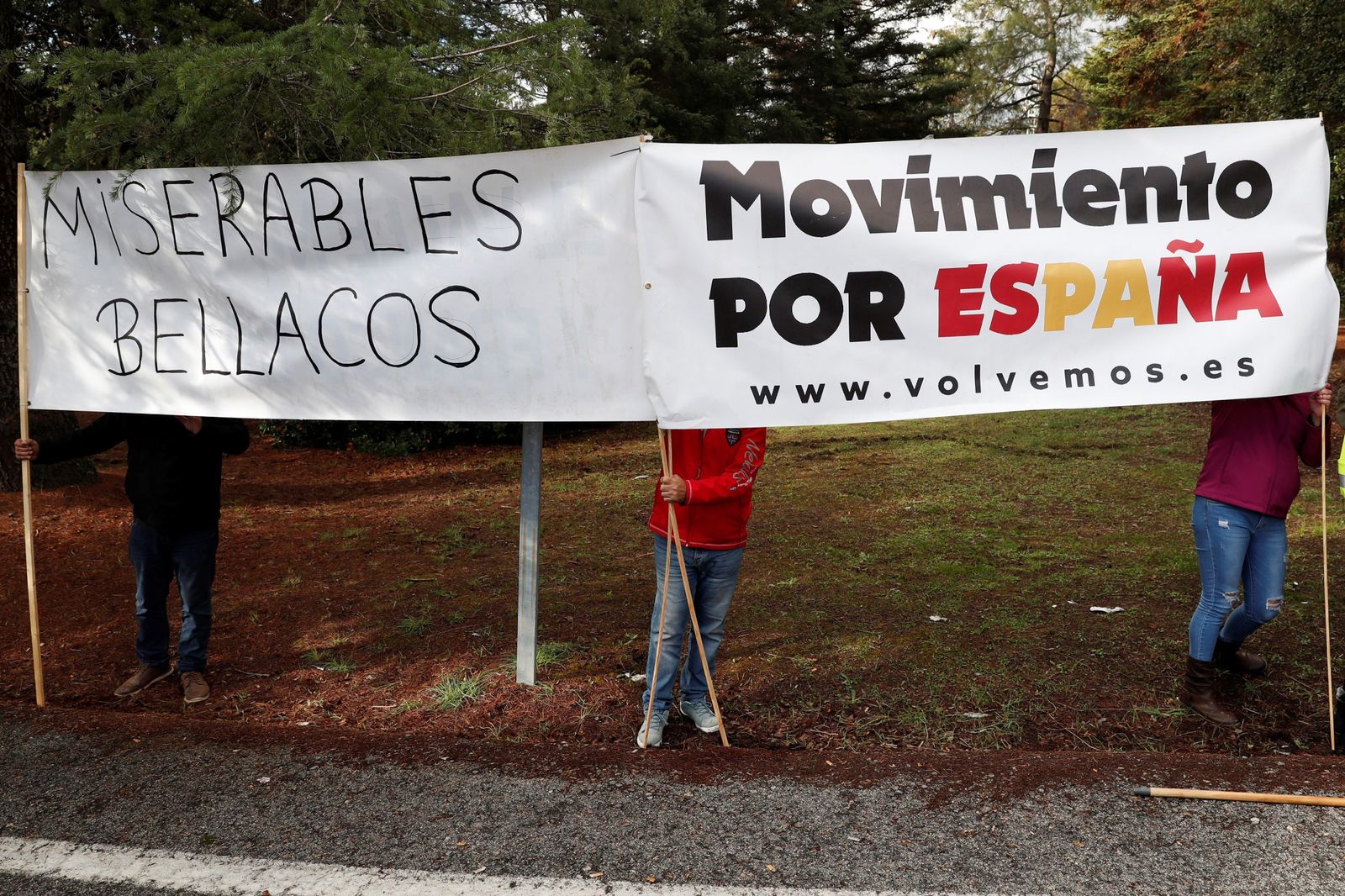 Varias personas despliegan una pancarta a favor del dictador a la entrada del Valle de los Caídos