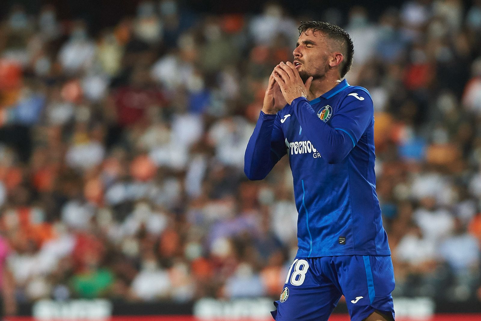 Mauro Arambarri, del Getafe, se lamenta tras una oportunidad fallada