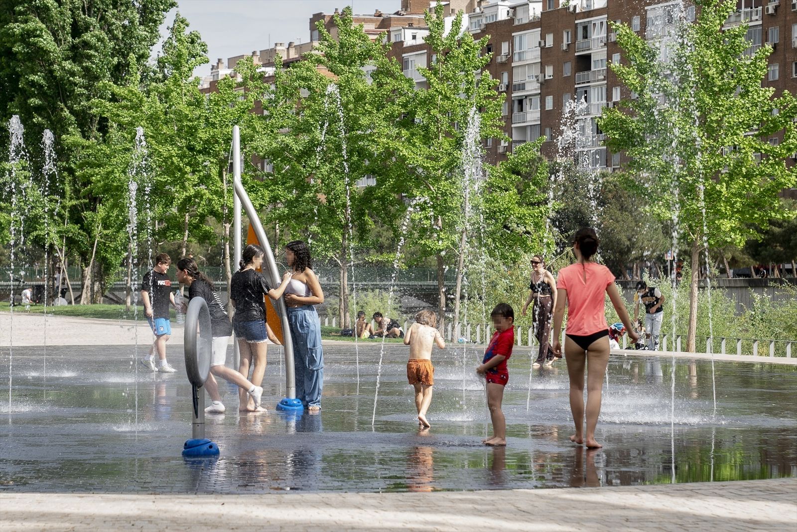 Niños refrescándose en los chorros de la playa de Madrid Río