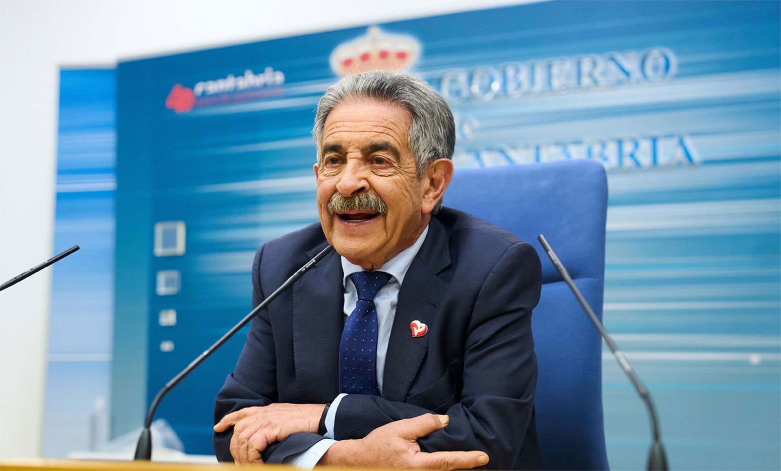 Revilla anuncia las dimisiones del consejero de Obras Públicas de Cantabria  y de su segundo por la trama de las carreteras