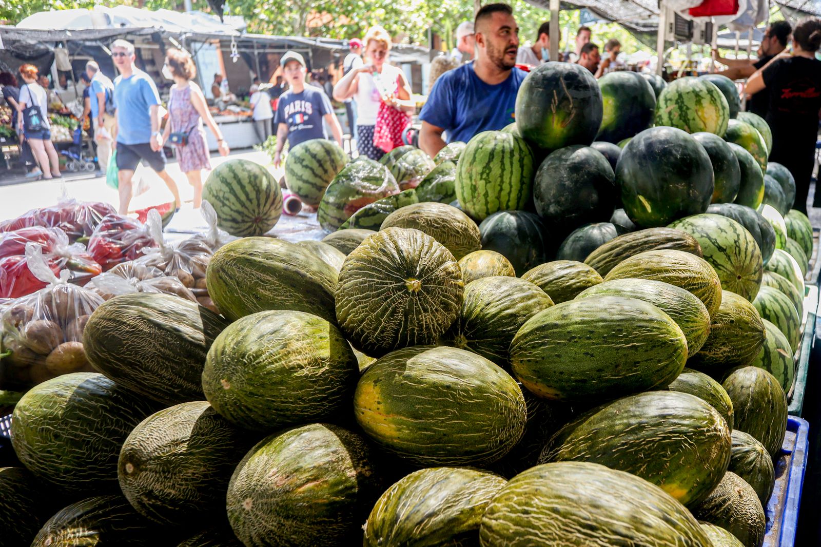 Puesto de frutas en un mercadillo