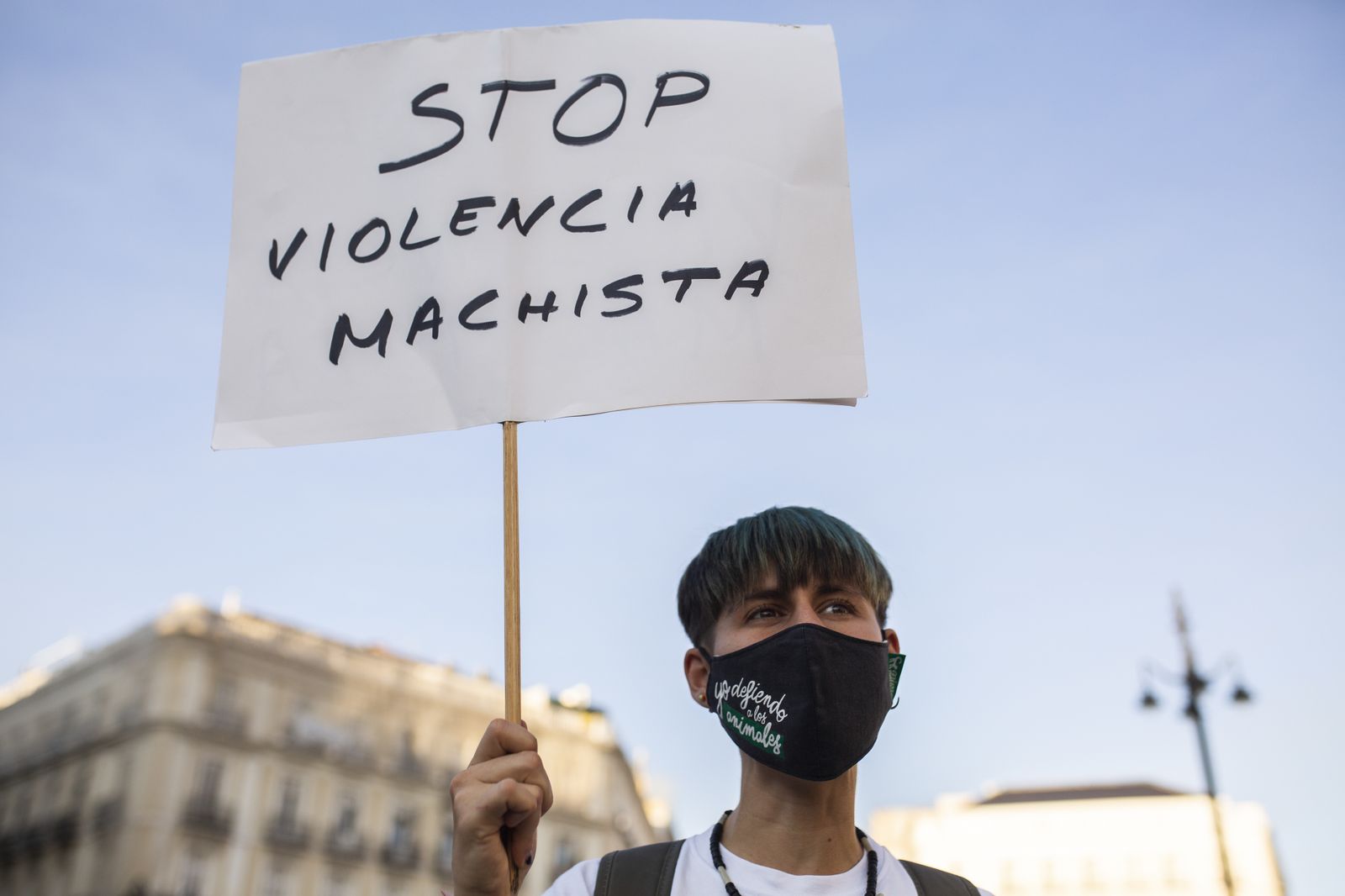 Un joven porta una pancarta contra la violencia de género