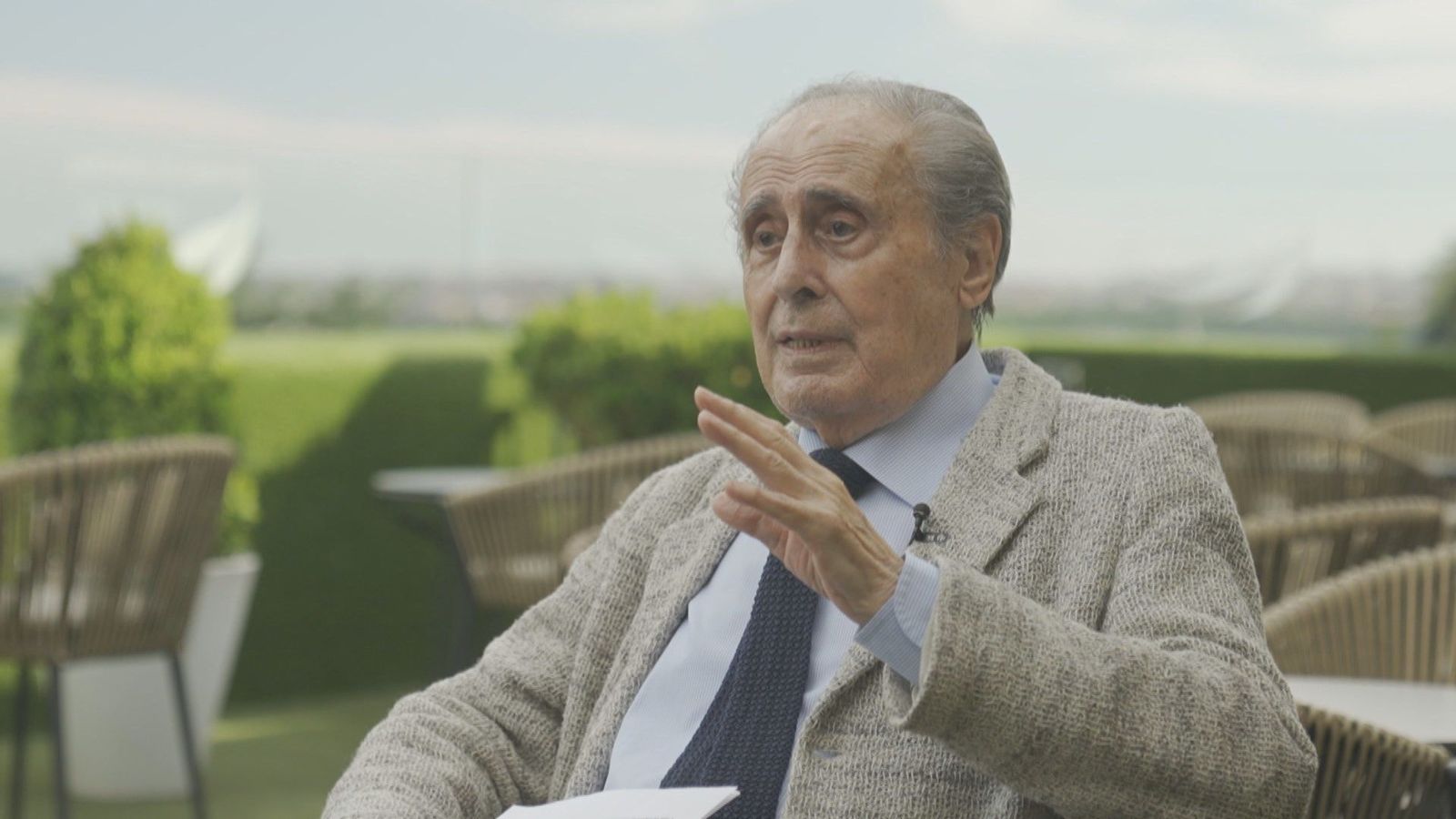 Jaime Peñafiel nos cuenta numerosas anécdotas de las 60 bodas reales que ha cubierto