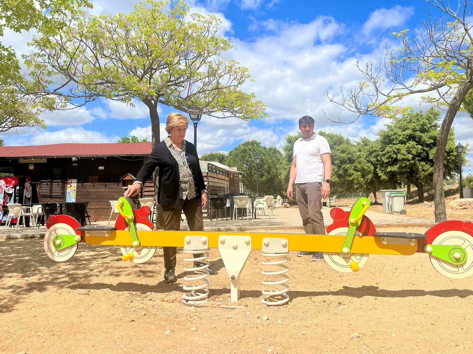 Visita municipal a los nuevos elementos en el parque infantil de Eurovillas, en Villar del Olmo