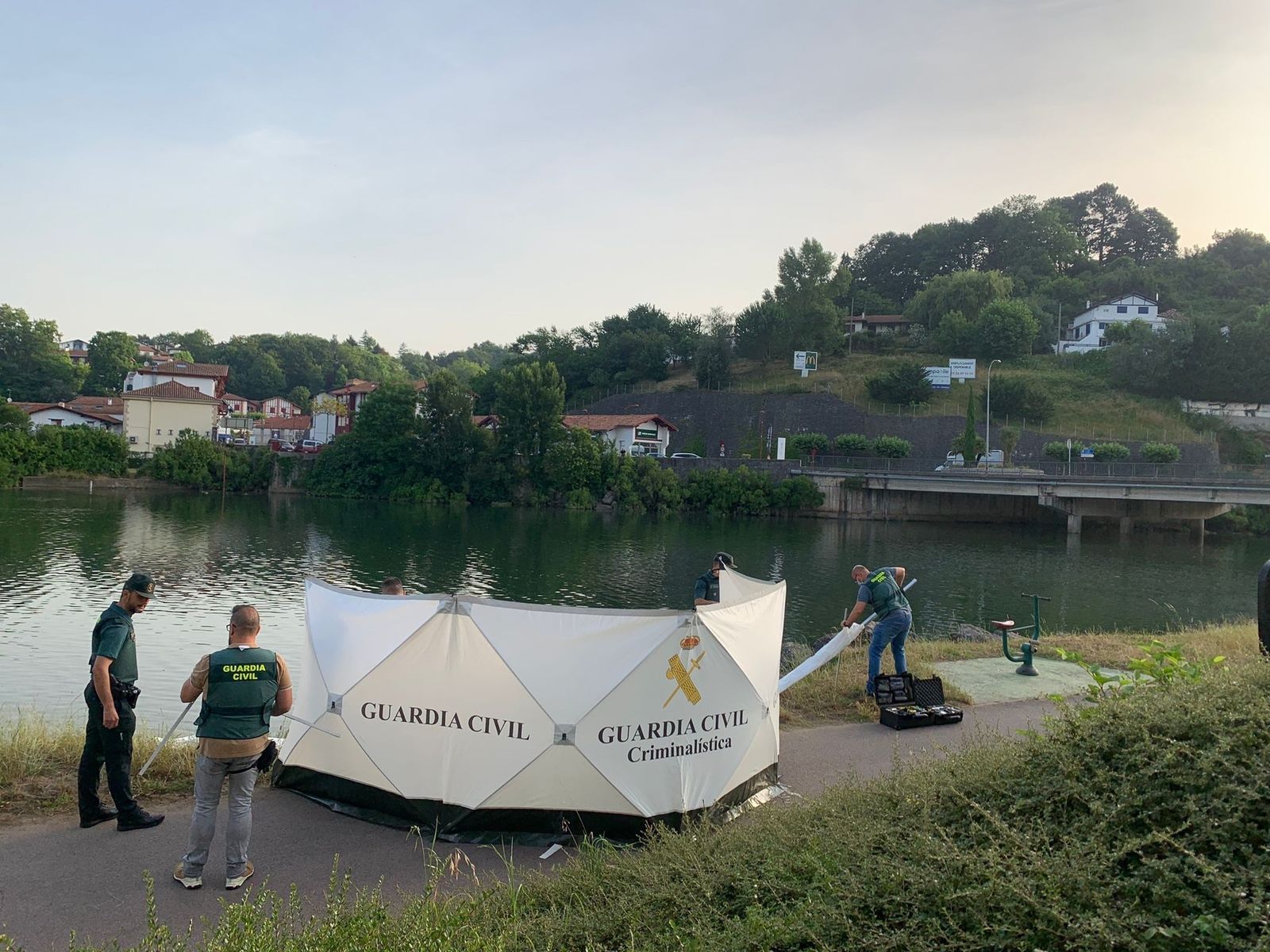 Guardia Civil junto  al río Bidasoa, Guipúzcoa