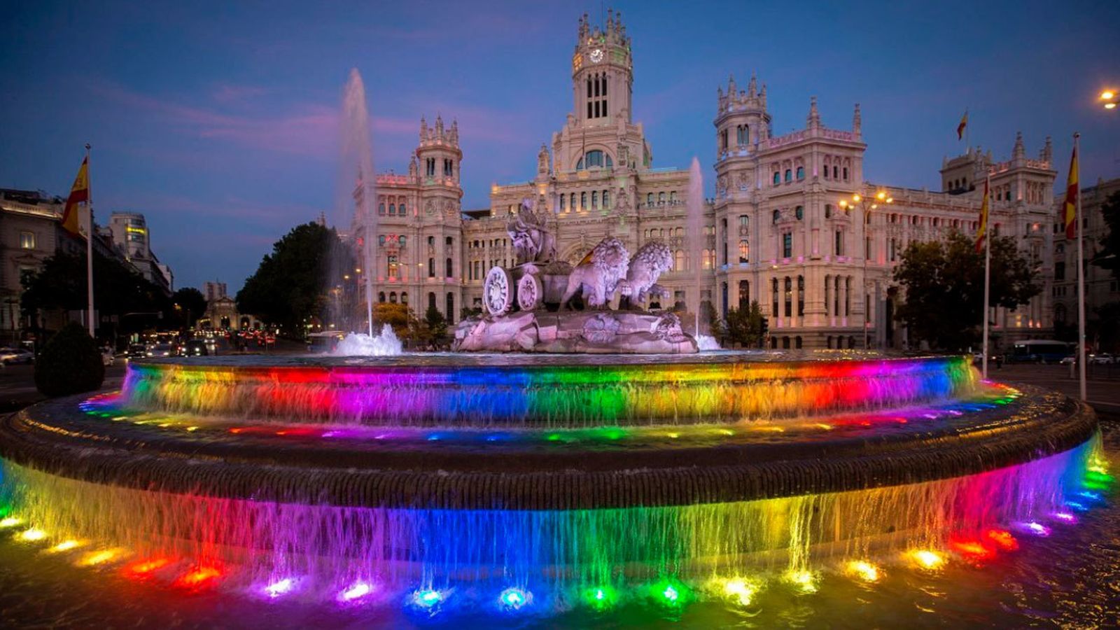 La Fuente de Cibeles con los colores de la bandera LGTB