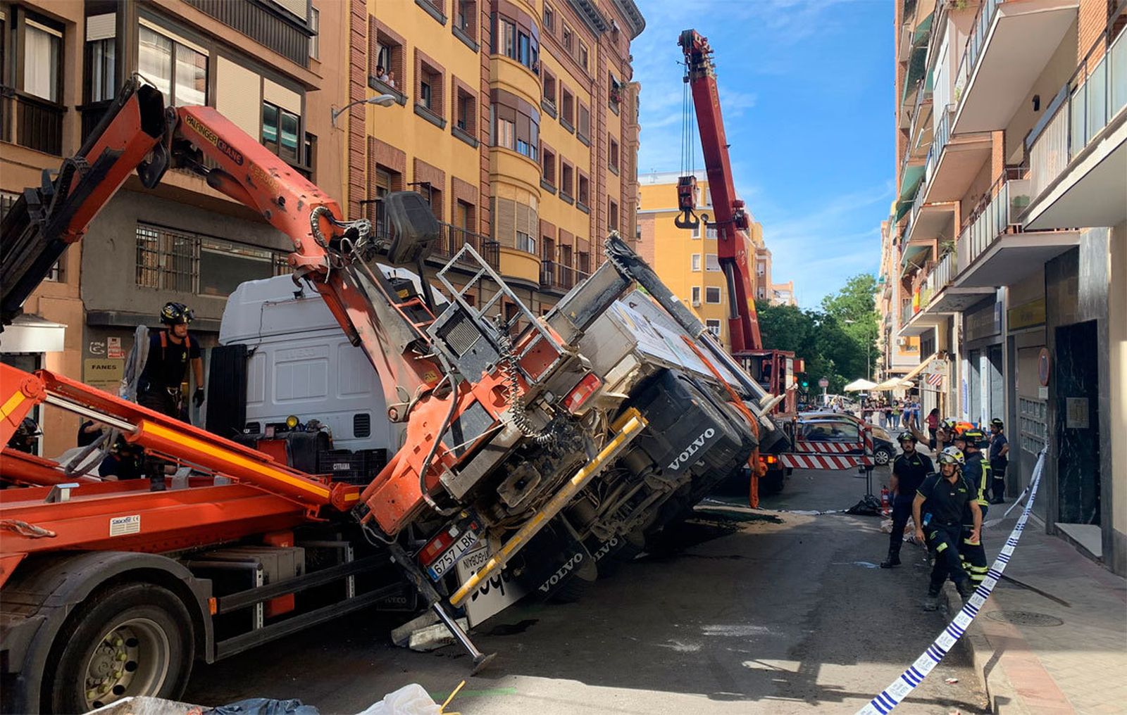 Una grúa vuelca sobre otro camión en  la calle Juan de Urbieta