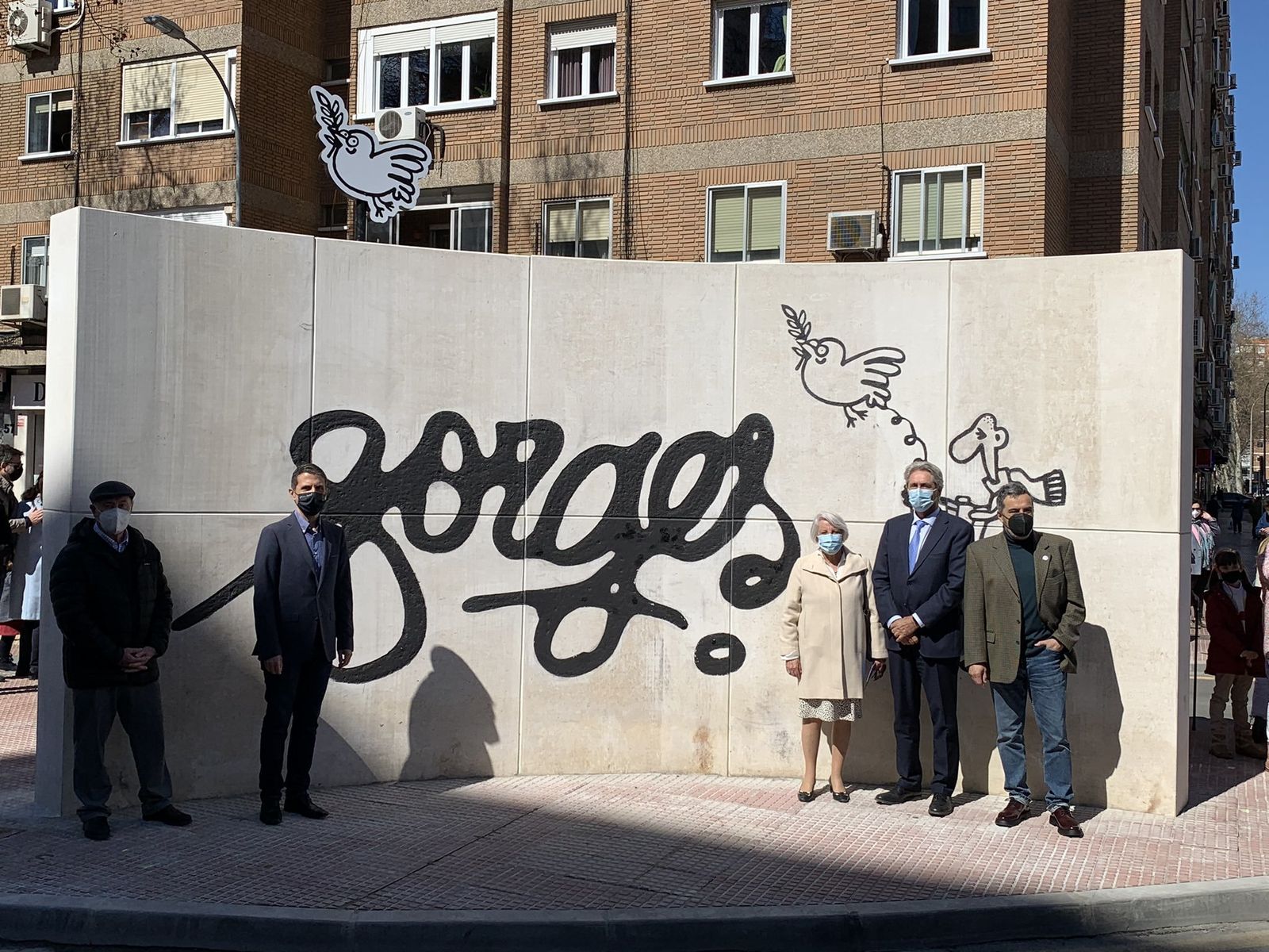Alcalá de Henares inaugura un monumento y una glorieta dedicados a Forges