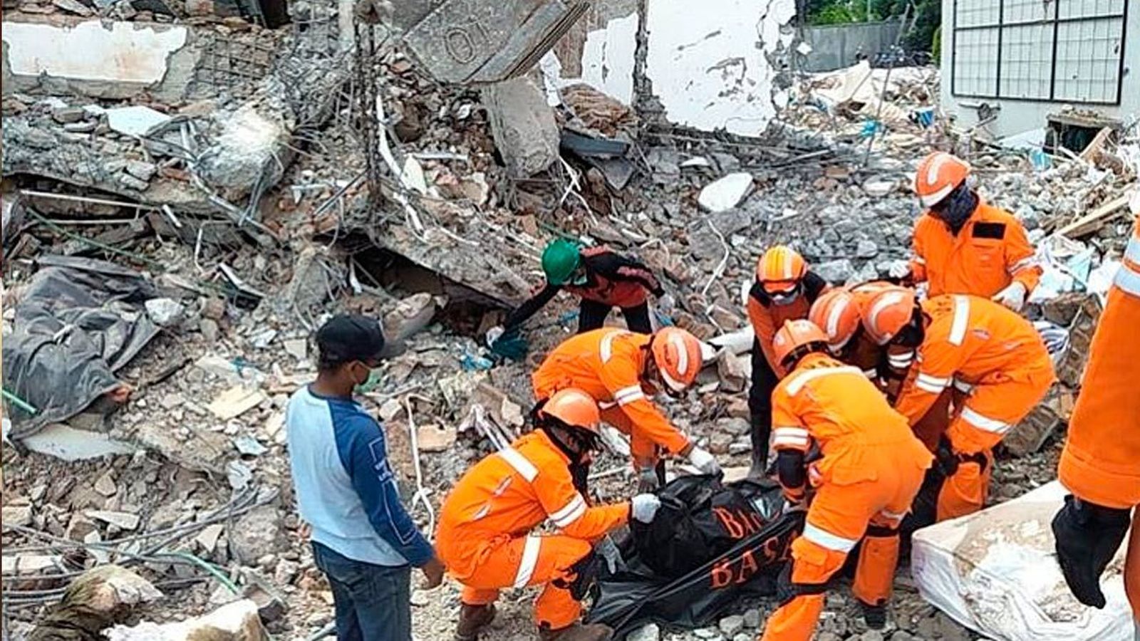 Regresan los 10 bomberos españoles de Indonesia