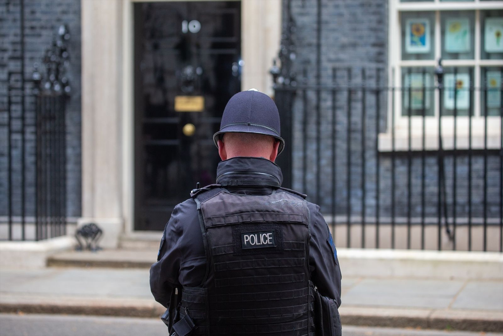 Un coche choca contra las puertas de Downing Street, residencia del primer ministro británico en Londres