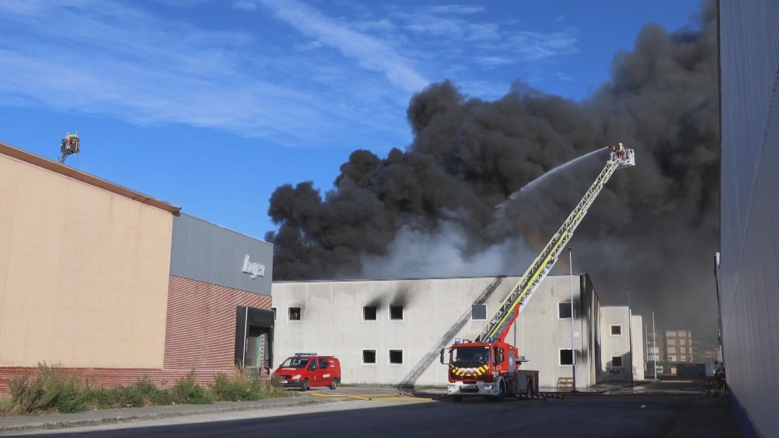Un incendio calcina Conservas Crespo en Santoña (Cantabria)