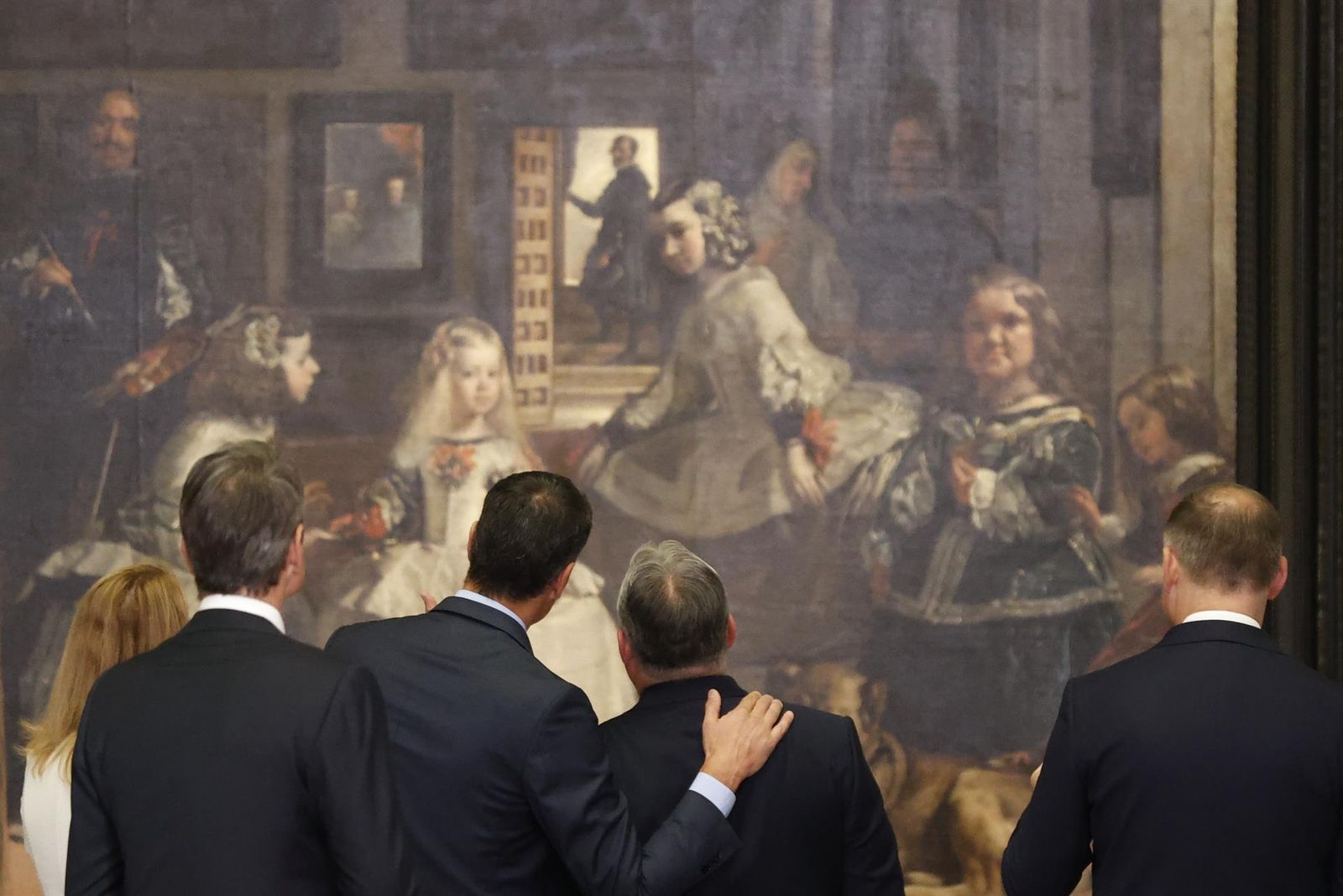 Varios de los jefes de Estado y de Gobierno observan el cuadro Las Meninas en el Museo del Prado