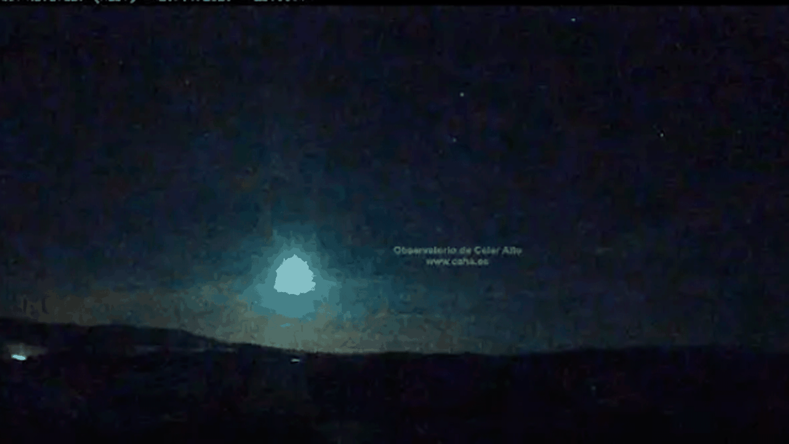 La roca de un asteroide provoca una brillante bola de fuego al entrar en la atmósfera