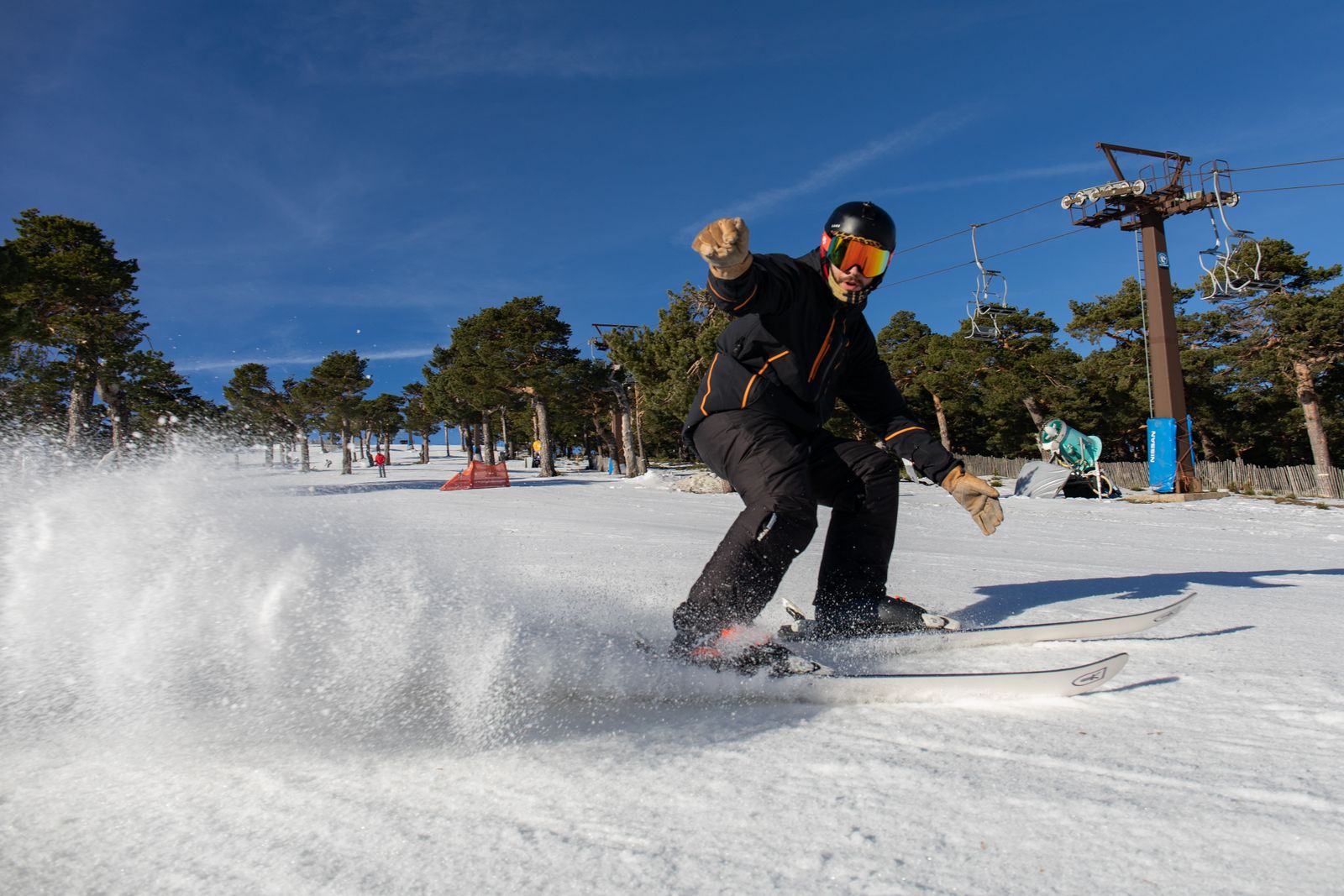Un hombre hace snowboard en Navacerrada