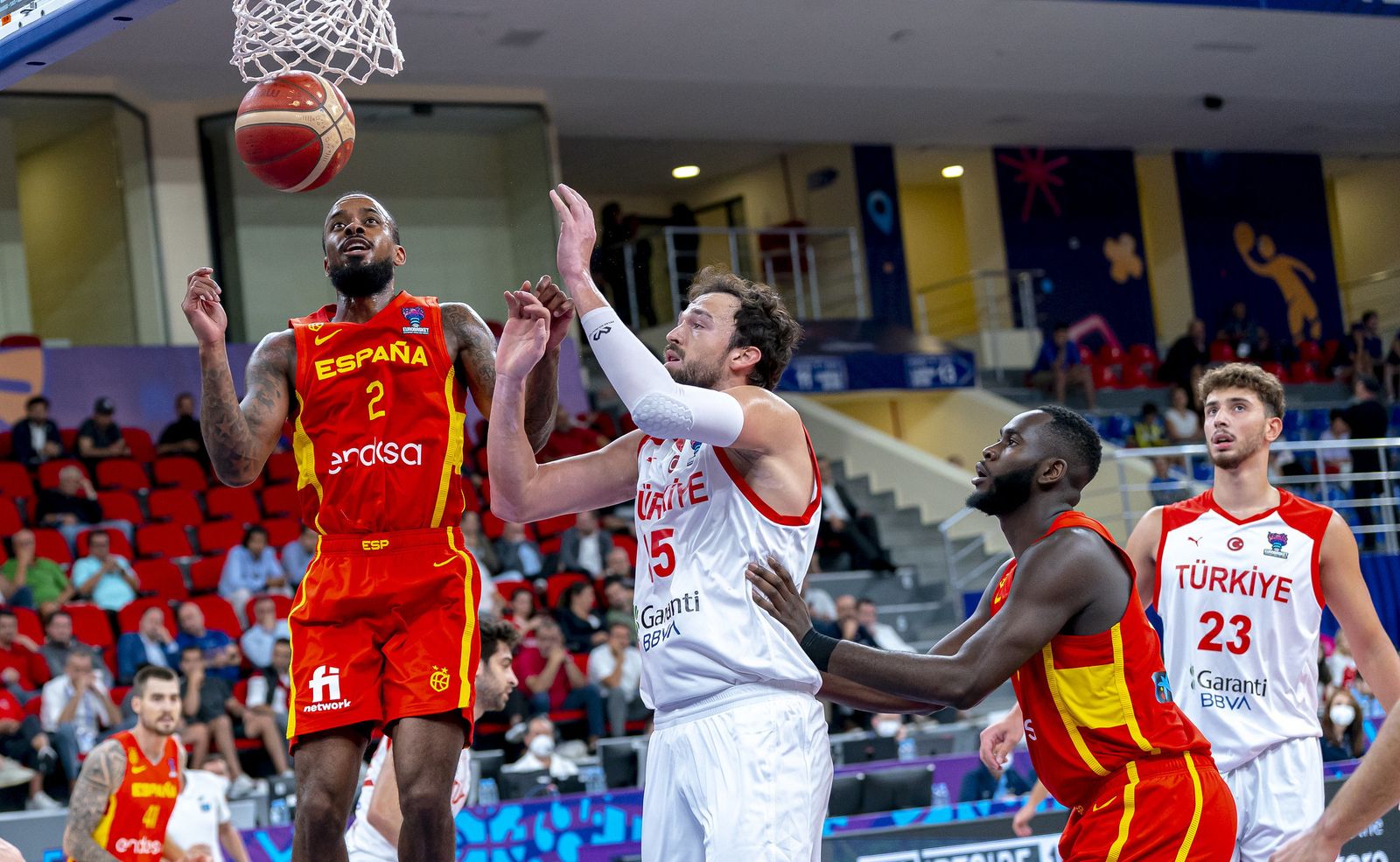 España derrota a Turquía