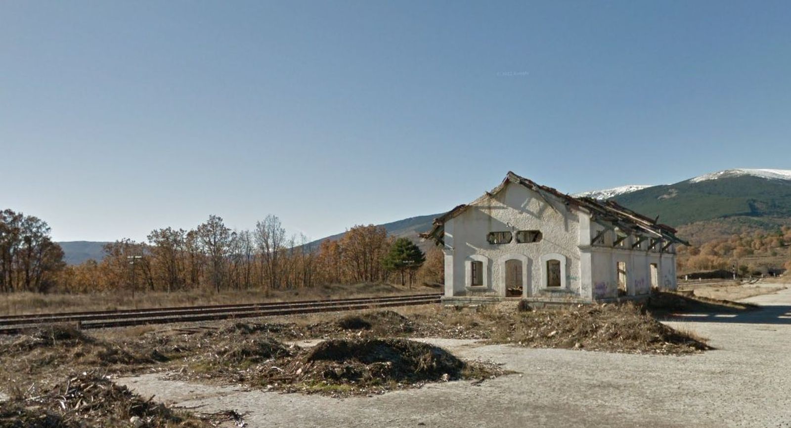 Estación abandonada de Gascones-Buitrago, en la línea férrea Madrid-Burgos