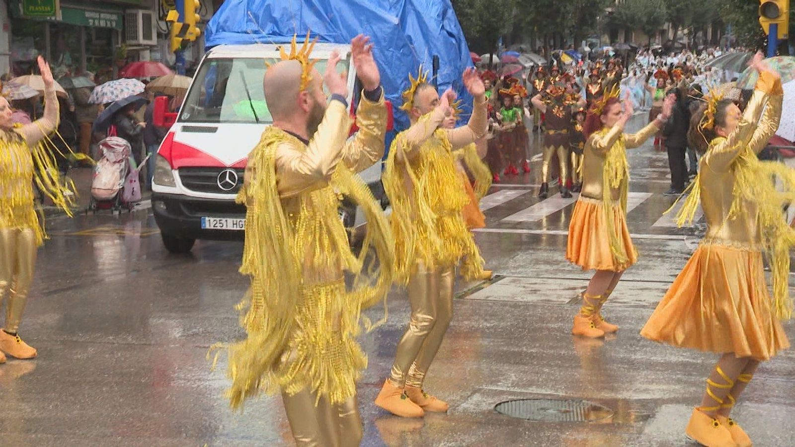 2.500 personas y 16 carrozas desafían a la lluvia en el desfile de carnaval de Leganés