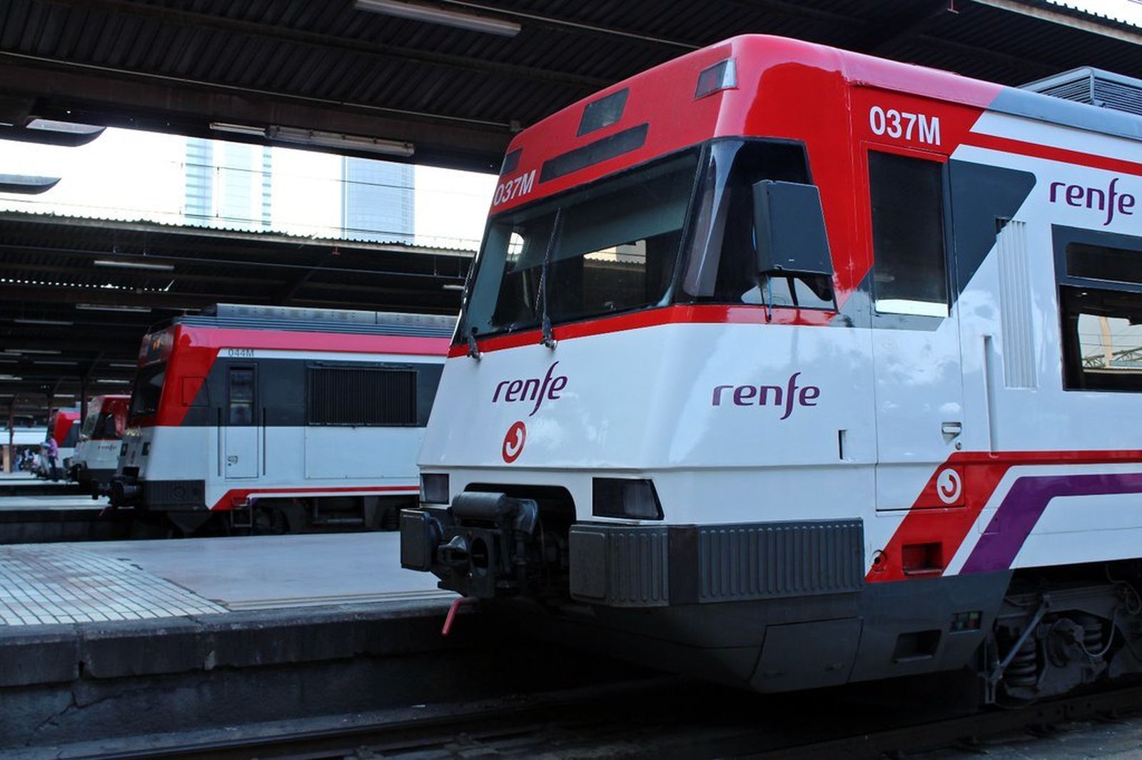 Varios trenes de Cercanías