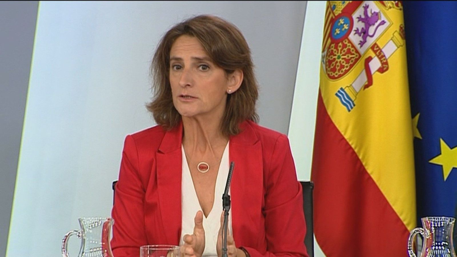 El Gobierno suspende impuestos y amplía el bono social ante la subida de la luz