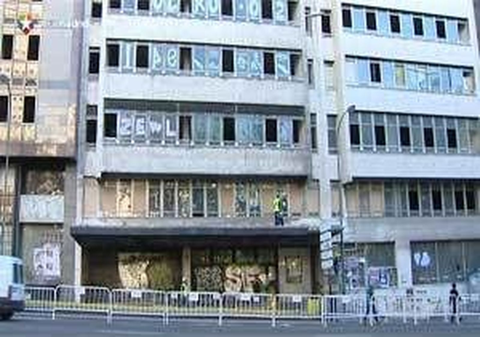 Las viviendas ocupadas en Plaza de España quedan selladas tras la petición de los dueños