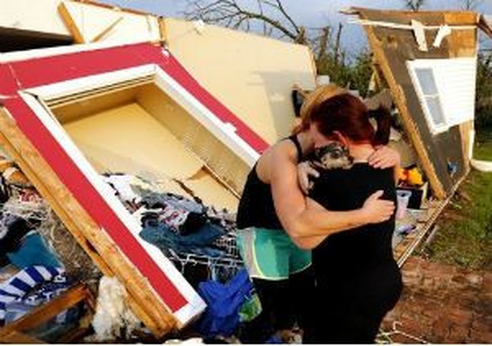 Al menos seis muertos y miles de afectados por potentes tornados en EEUU