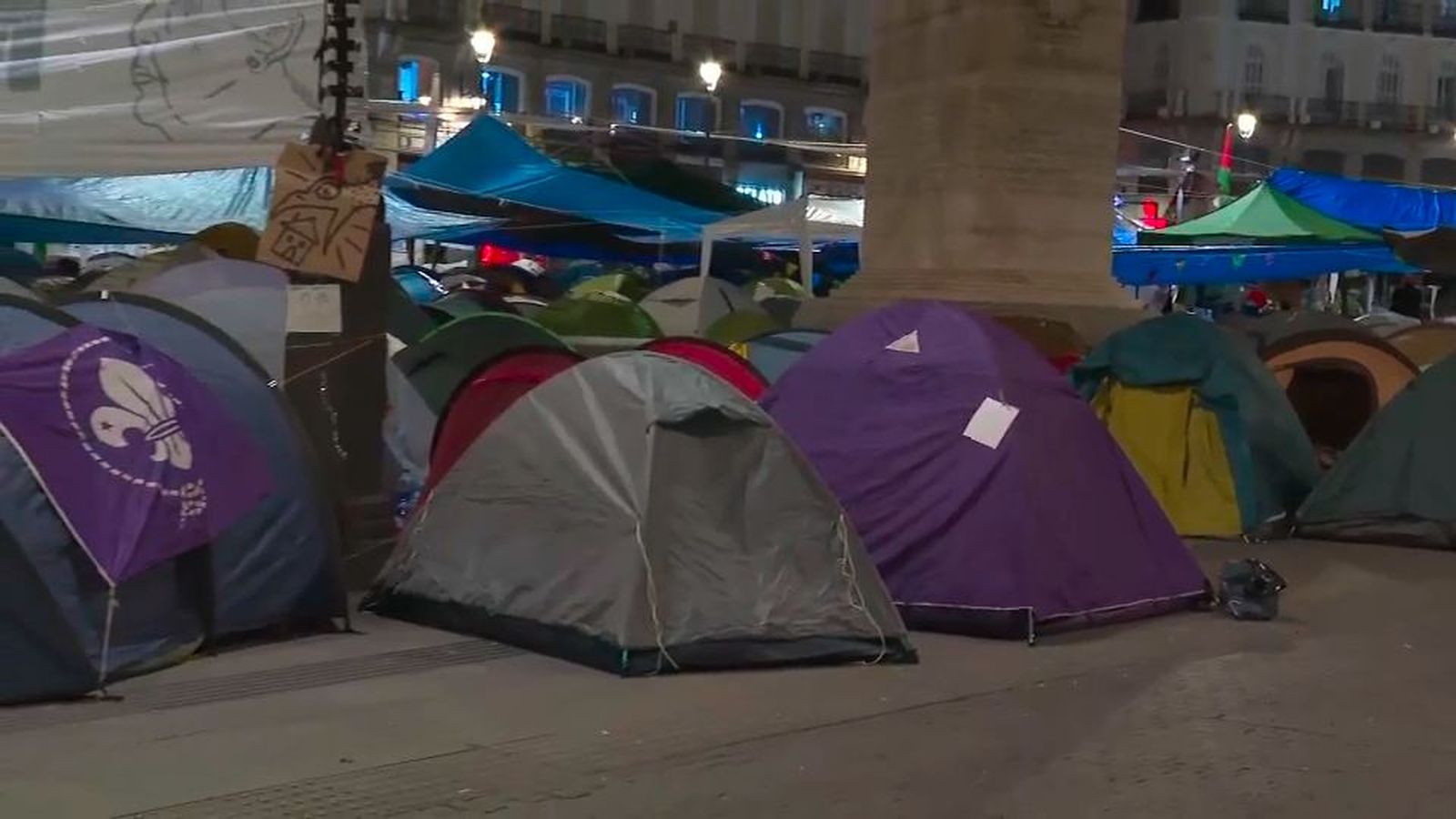 Unos 600 acampados pasan una segunda noche en Sol dispuestos a aguantar lo que haga falta