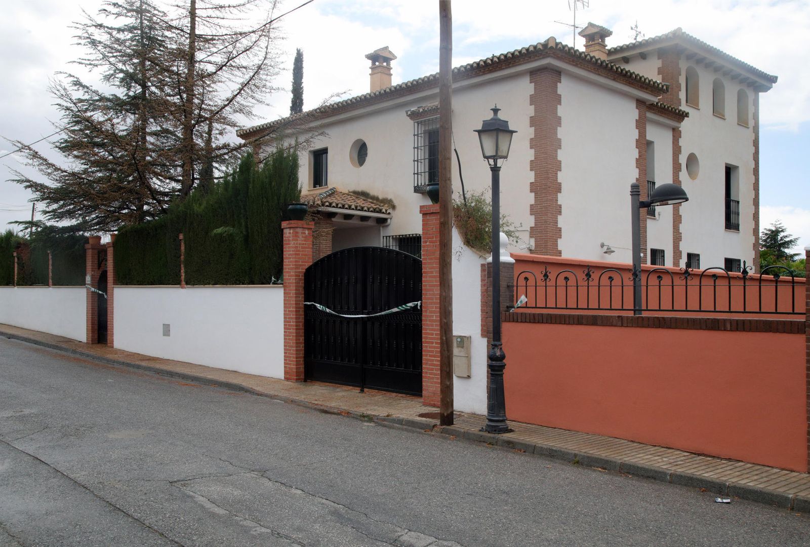 La Guardia Civil ha abierto una investigación a raíz del hallazgo este sábado de los cuerpos sin vida de una mujer de 38 años, embarazada, y de su hijo de 3 años en un chalé del término municipal de Las Gabias