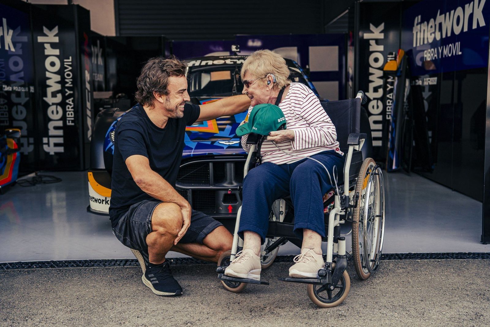 Fernando Alonso cumple el mayor deseo de Paqui, su admiradora de 93 años