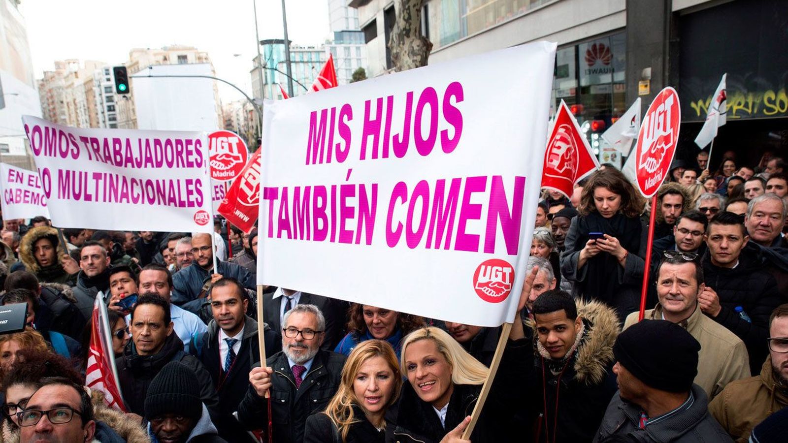 Unos mil conductores de VTC protestan frente a las sedes de Podemos y del PSOE