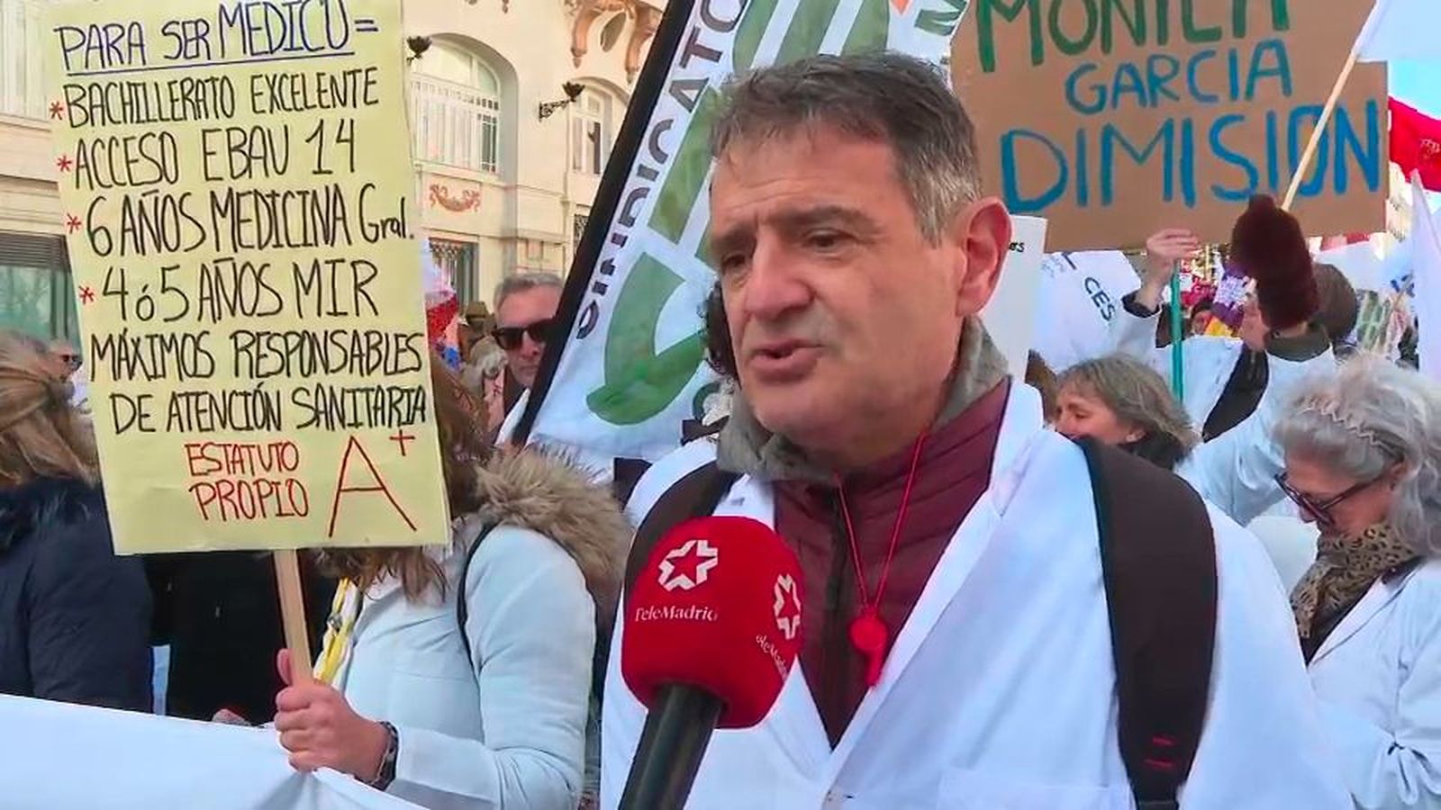 Miles de médicos piden en Madrid la dimisión de Mónica García y avisan de más paros