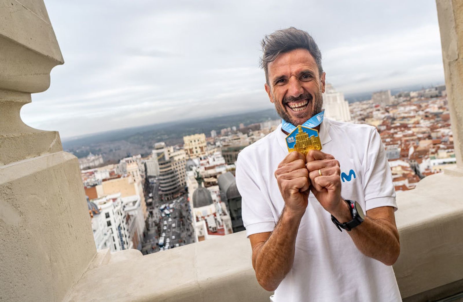 Chema Martínez con la medalla del Medio Maratón de Madrid