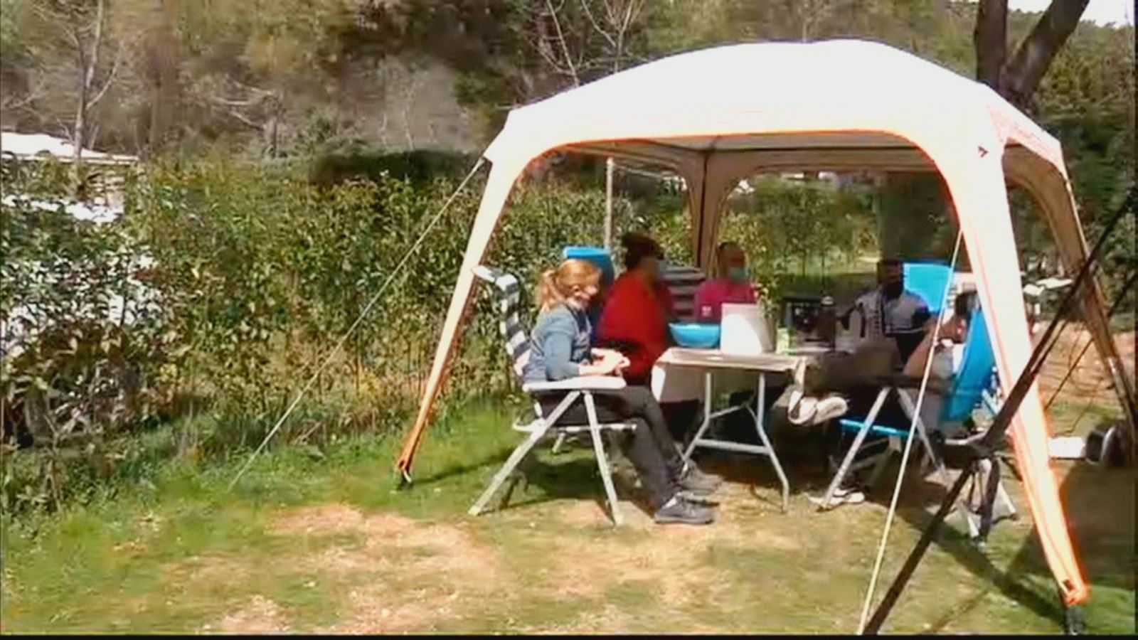 Miles de personas pasan la Semana Santa en un camping de la Sierra
