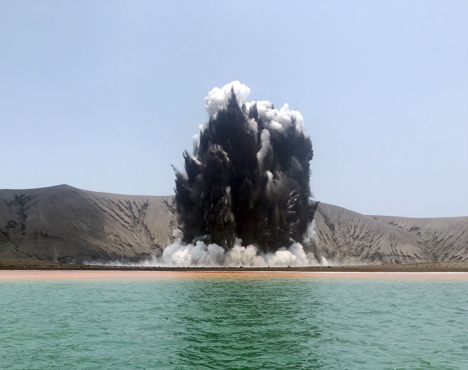 Volcán Anak Krakatau (Indonesia) en erupción