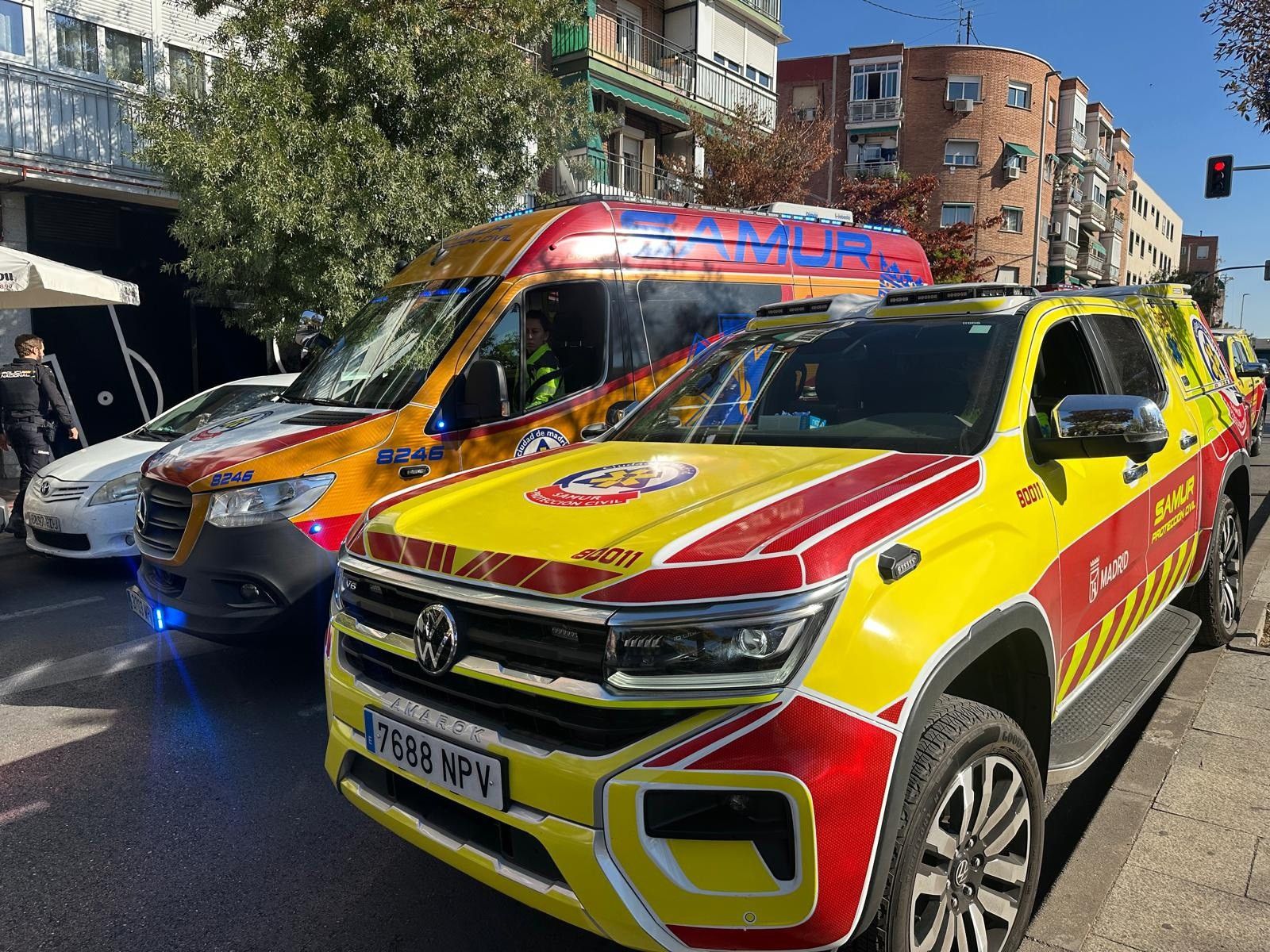 Ambulancia y vehículo de Samur-Protección Civil tras un apuñalamiento en Madrid