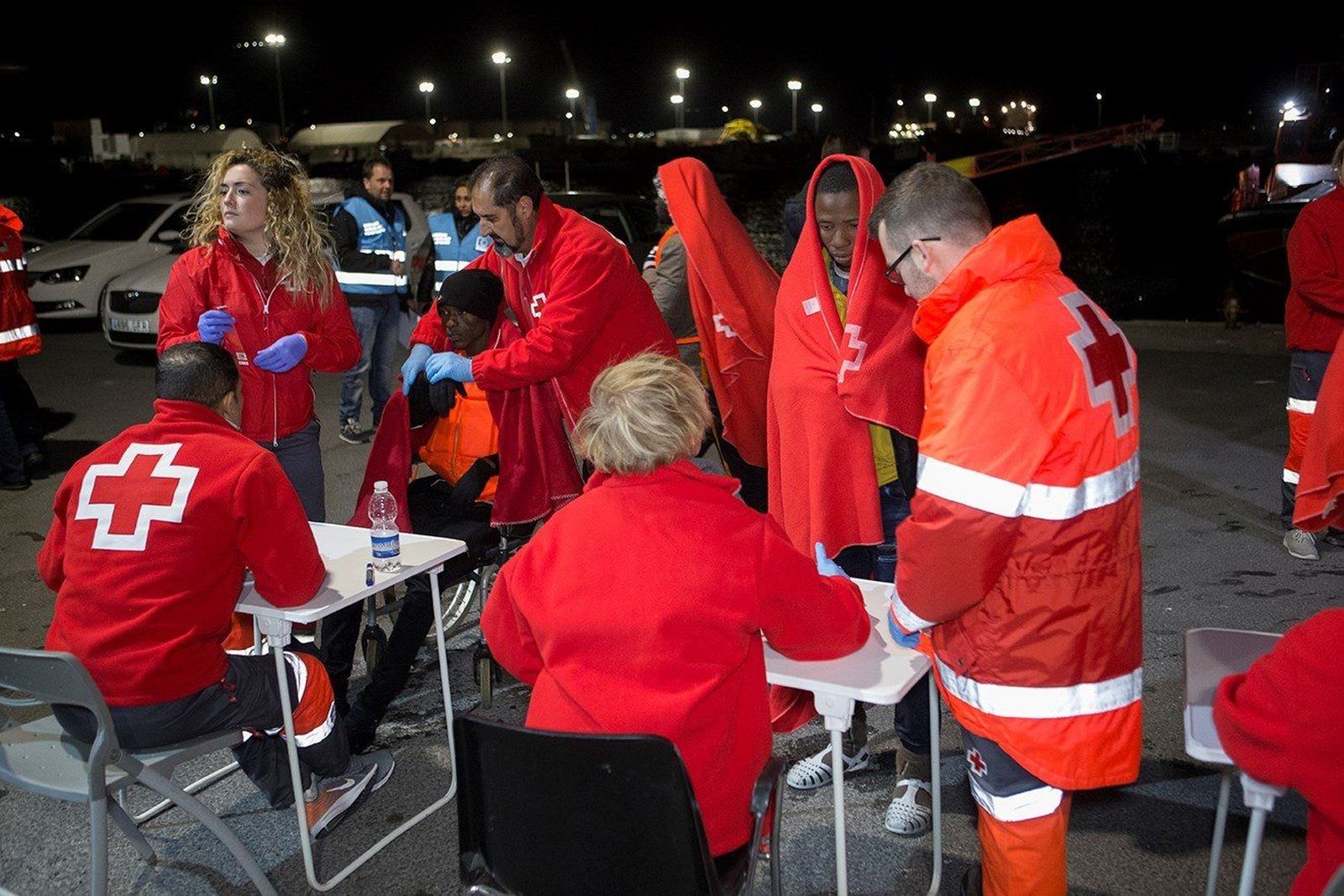 Rescatadas 54 personas de una patera que navegaba por el mar de Alborán