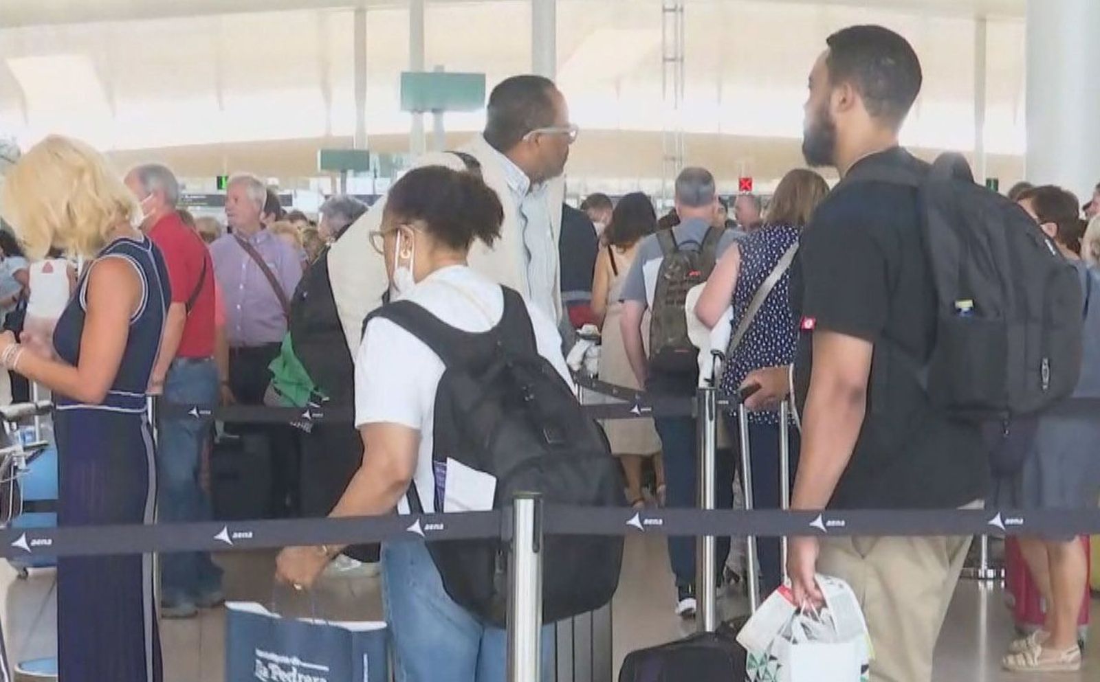 Siguen las colas en los aeropuertos y los sindicatos policiales ven insuficientes los efectivos destinados por Interior
